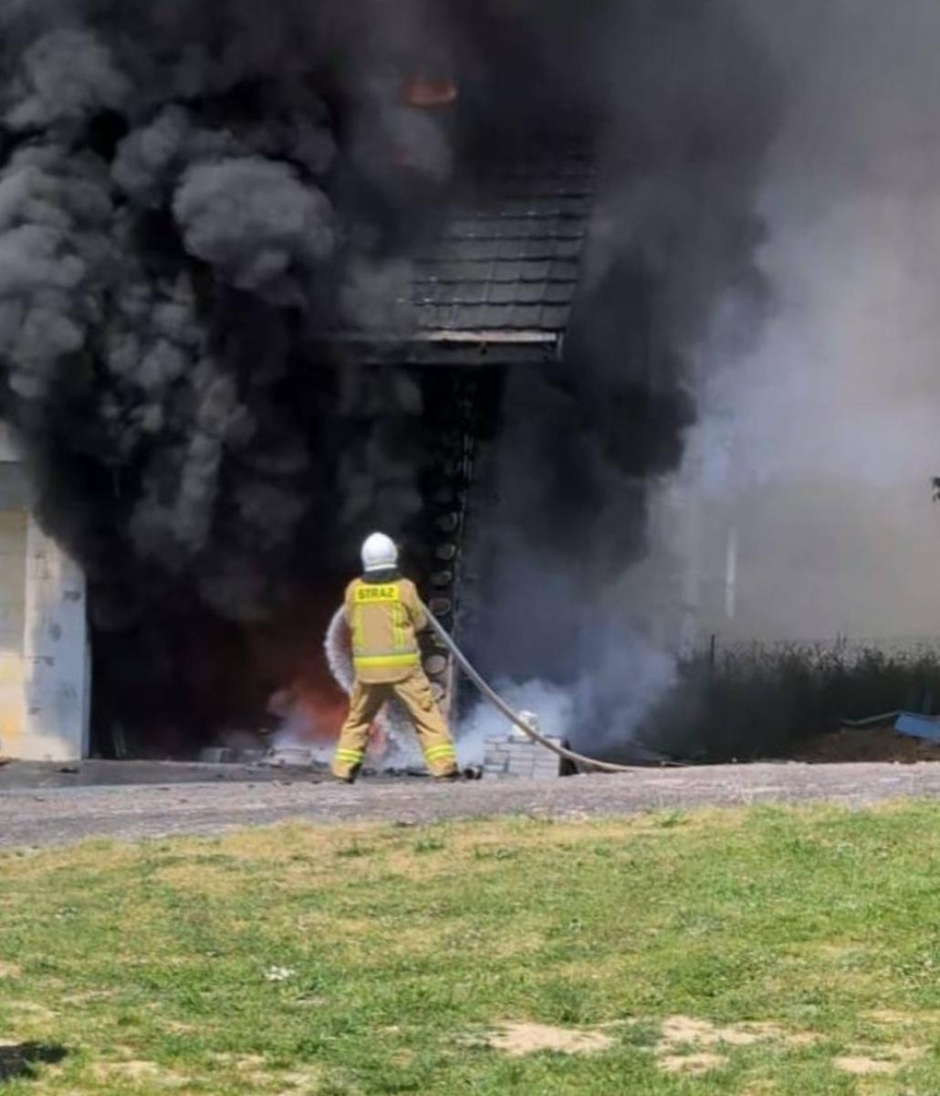 Zdjęcie w galerii na portalu naszwodzislaw.com: Pożar domu przy Parkowej w Rogowie. Pogorzelcy potrzebują wsparcia wiadomości z regionu