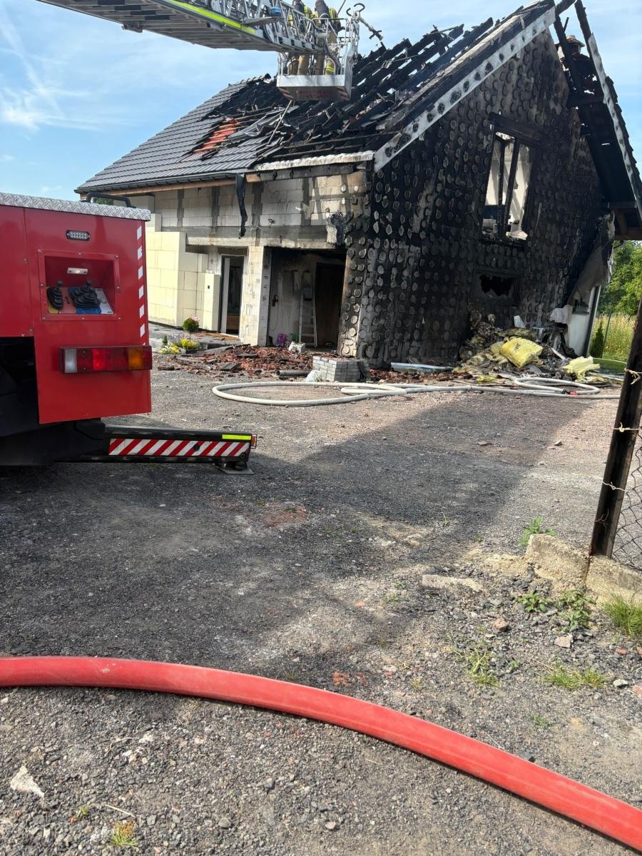 Zdjęcie w galerii na portalu naszwodzislaw.com: Pożar domu przy Parkowej w Rogowie. Pogorzelcy potrzebują wsparcia wiadomości z regionu