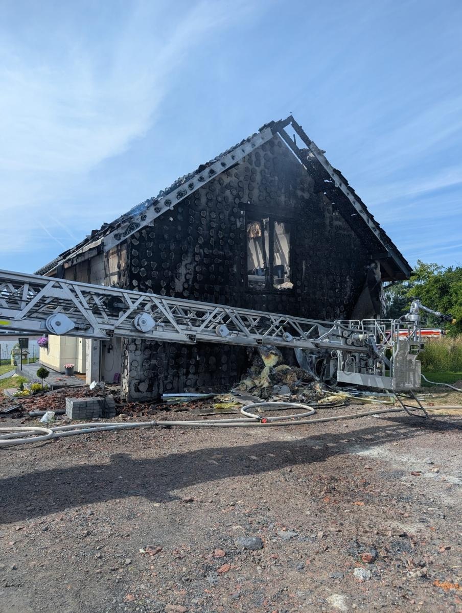 Zdjęcie w galerii na portalu naszwodzislaw.com: Pożar domu przy Parkowej w Rogowie. Pogorzelcy potrzebują wsparcia wiadomości z regionu