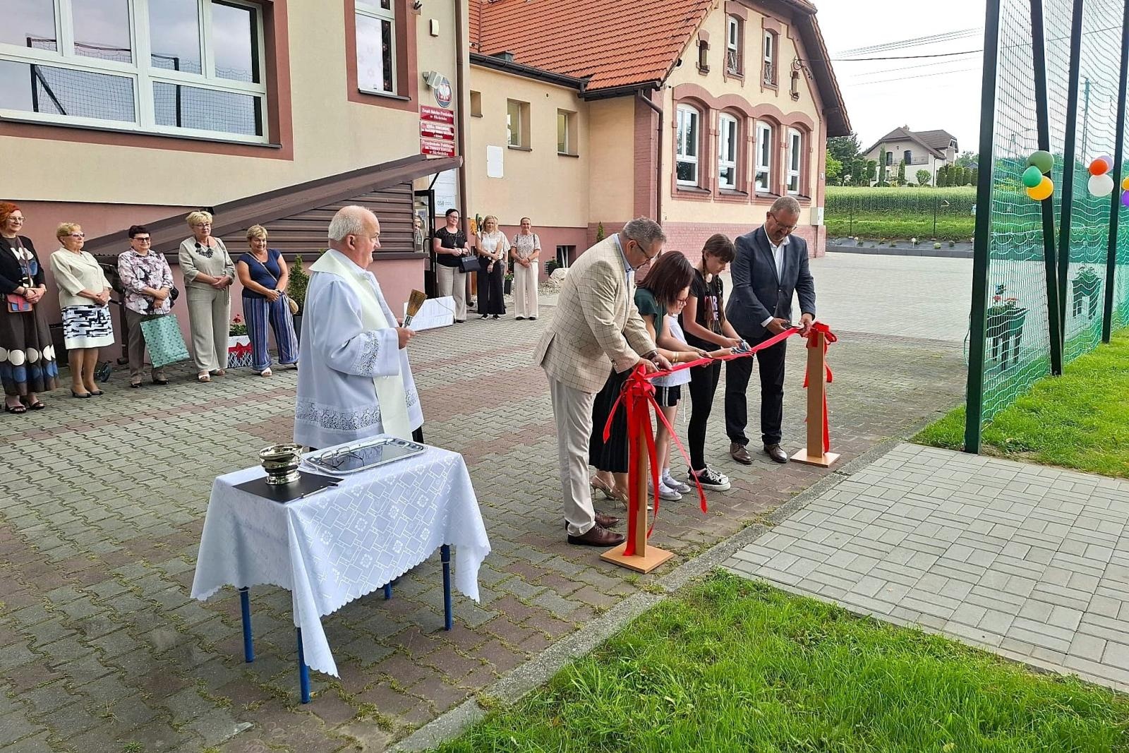 Zdjęcie w galerii na portalu naszwodzislaw.com: Skrbeńsko ma nowe boisko. Powstało przy miejscowym ZSP wiadomości z regionu