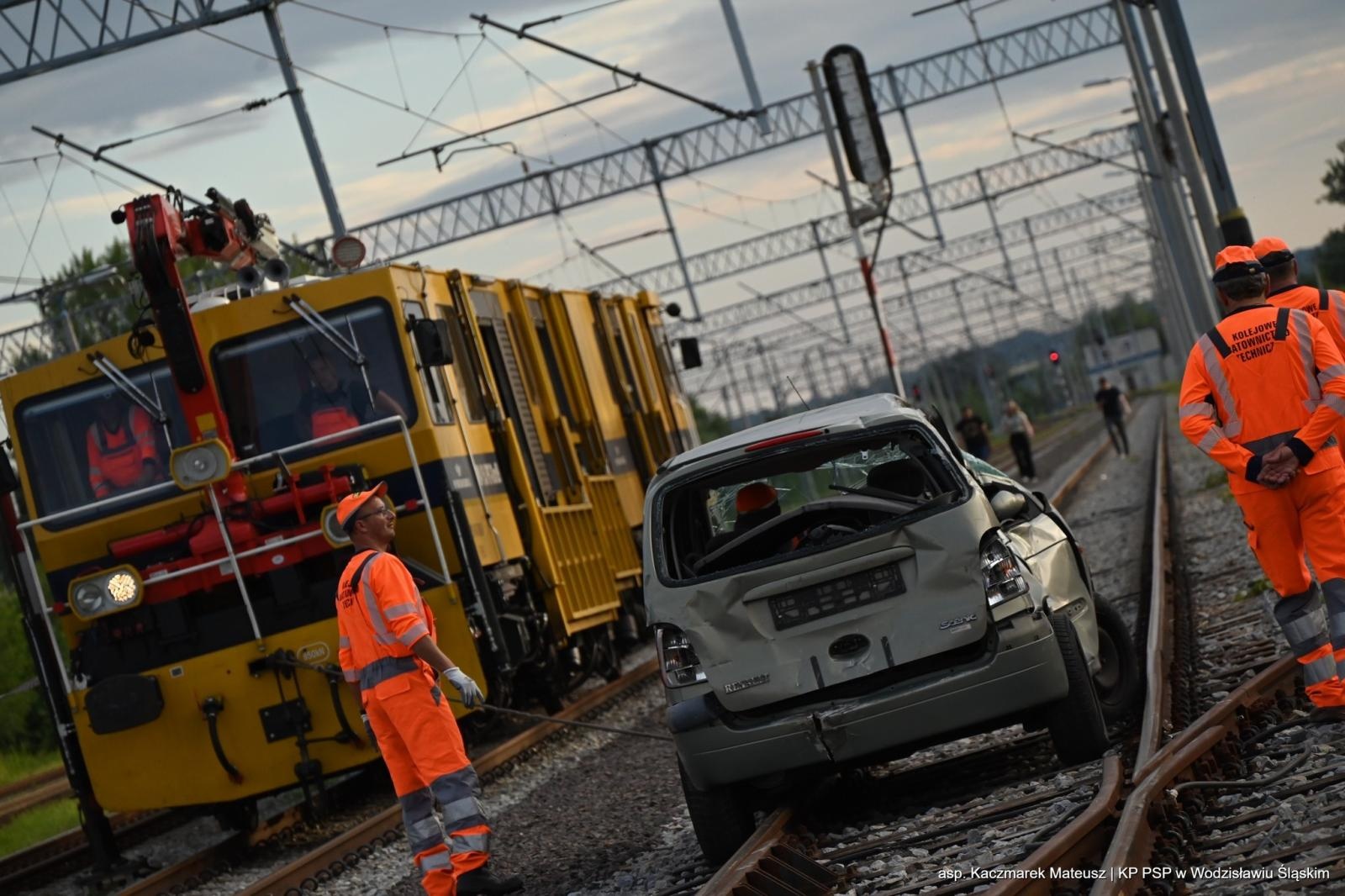 Zdjęcie w galerii na portalu naszwodzislaw.com: Katastrofa na torach. Chwile grozy w Olzie [FOTO] wiadomości z regionu