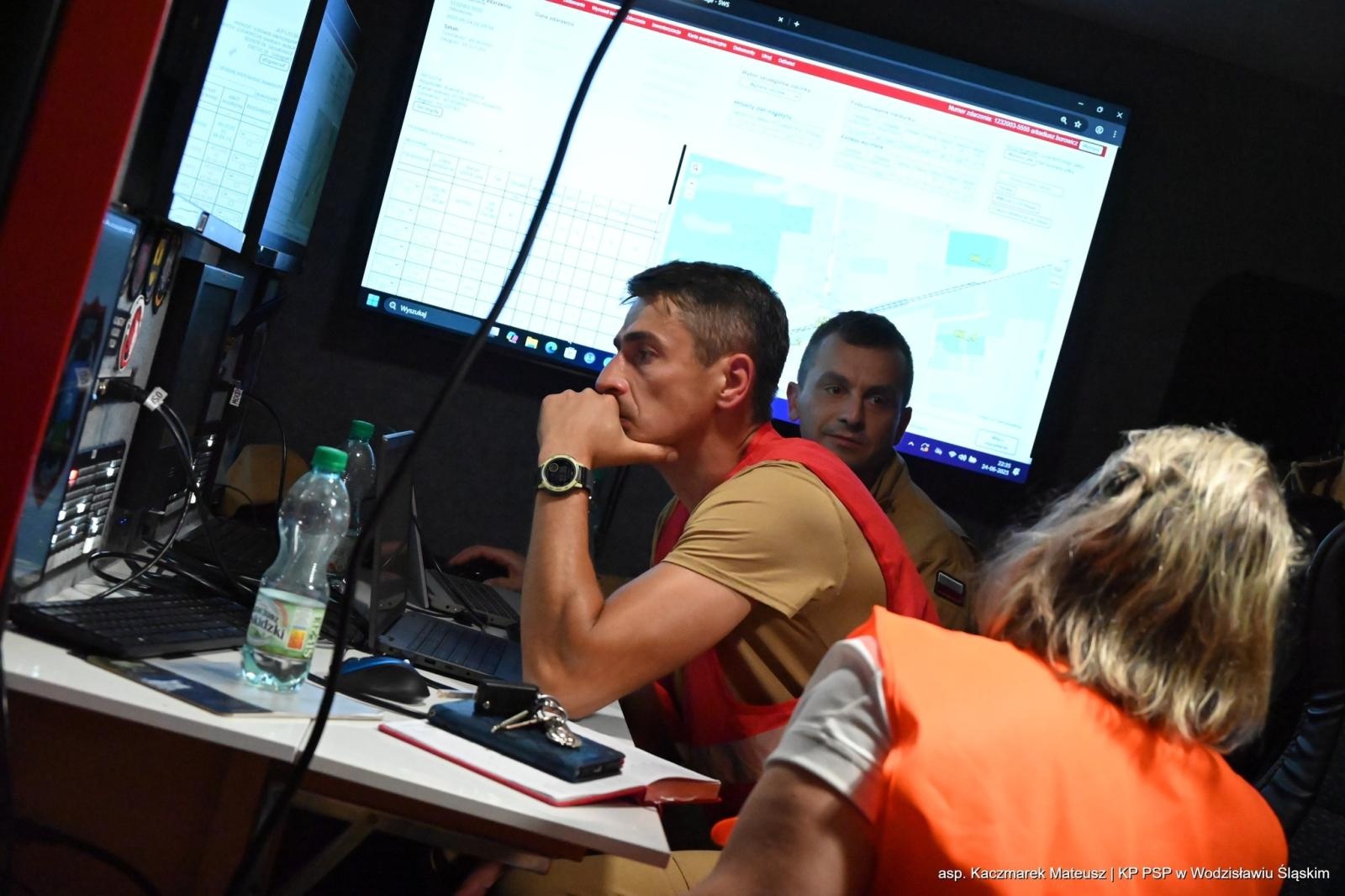 Zdjęcie w galerii na portalu naszwodzislaw.com: Katastrofa na torach. Chwile grozy w Olzie [FOTO] wiadomości z regionu