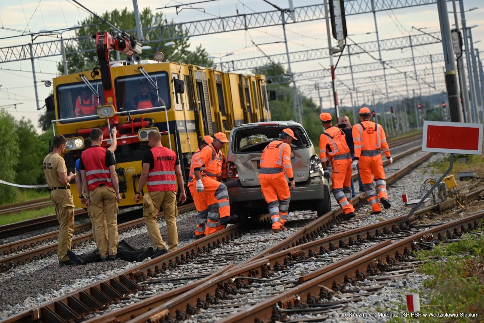 Zdjęcie w galerii na portalu naszwodzislaw.com: Katastrofa na torach. Chwile grozy w Olzie [FOTO] wiadomości z regionu
