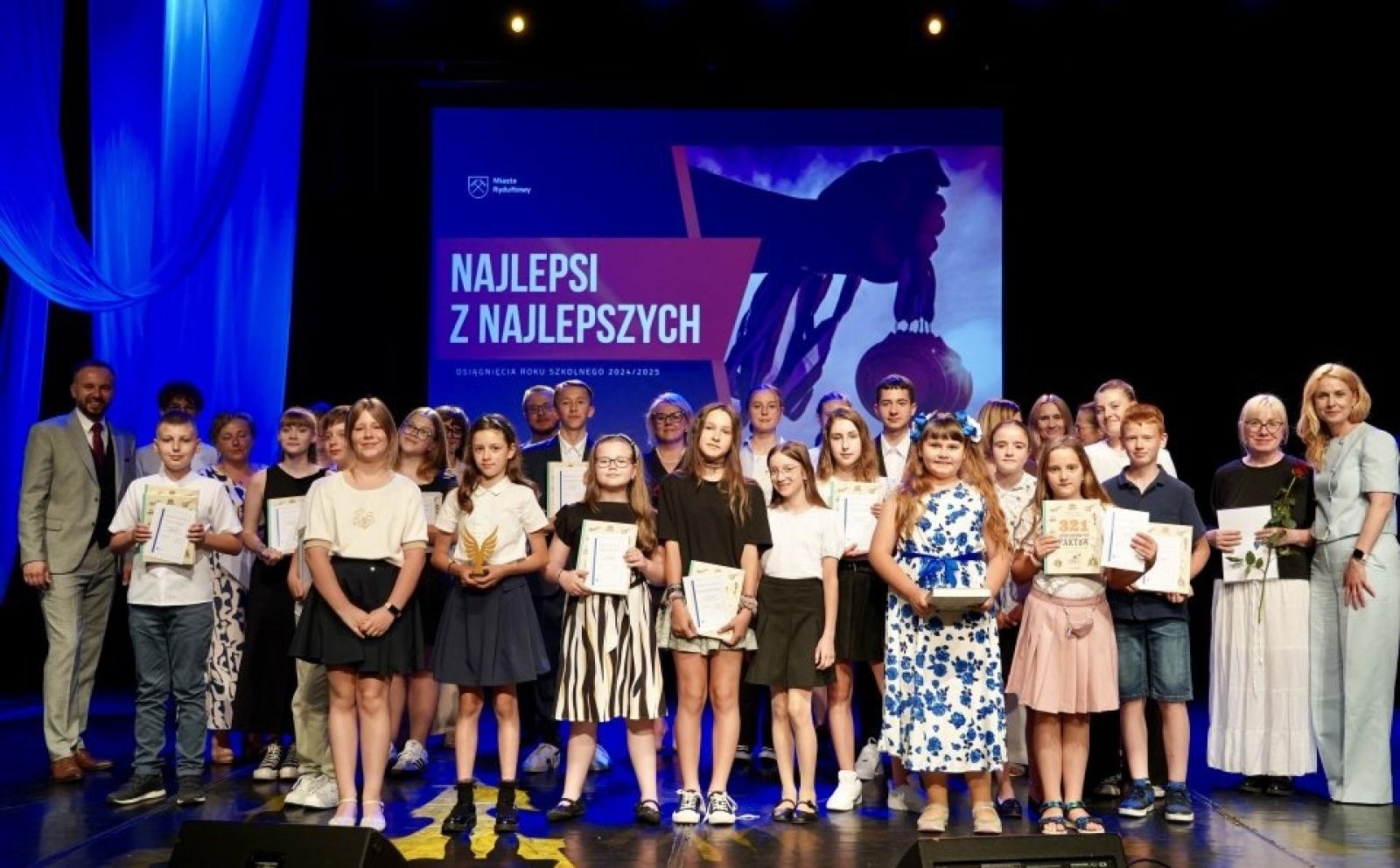 Zdjęcie w galerii na portalu naszwodzislaw.com: Rydułtowy. Najlepsi z najlepszych nagrodzeni [FOTO] wiadomości z regionu