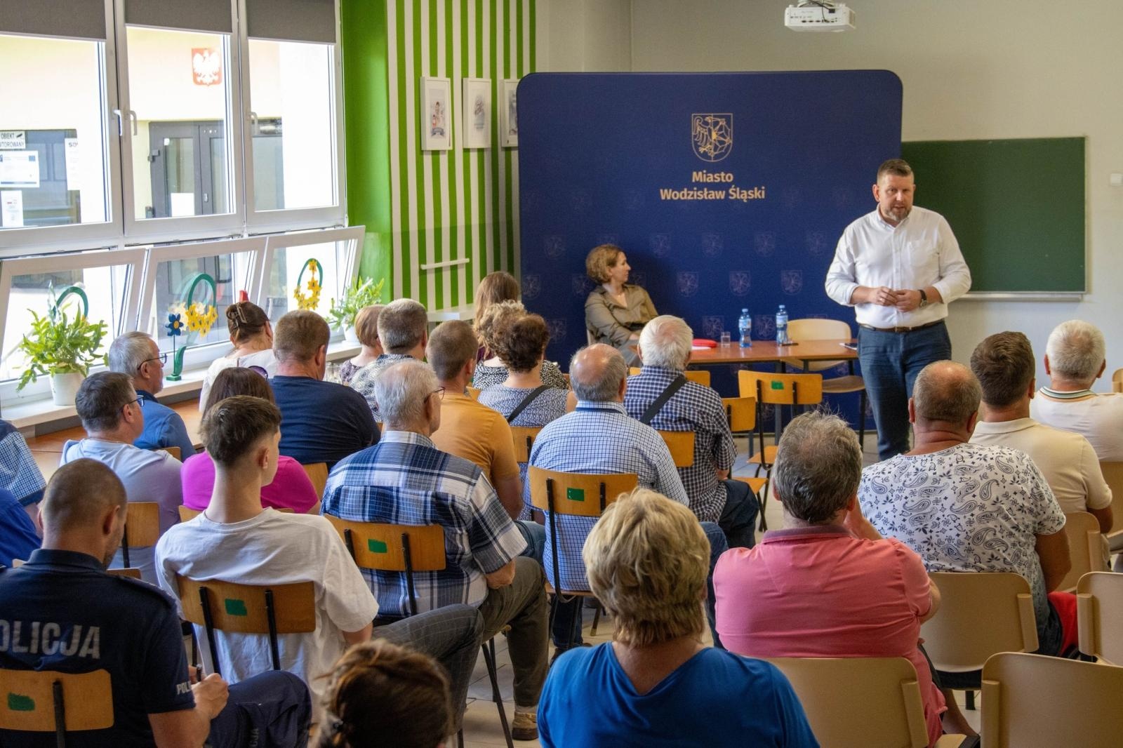 Zdjęcie w galerii na portalu naszwodzislaw.com: Rozmowa o przyszłości dzielnicy. Spotkanie prezydenta z mieszkańcami wiadomości z regionu