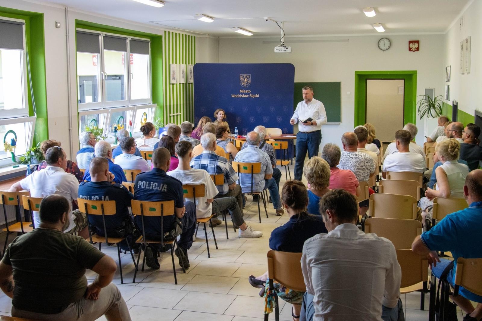 Zdjęcie w galerii na portalu naszwodzislaw.com: Rozmowa o przyszłości dzielnicy. Spotkanie prezydenta z mieszkańcami wiadomości z regionu