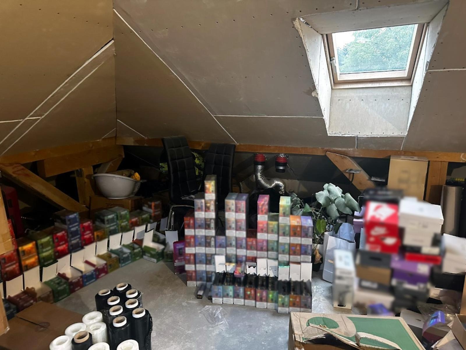 Zdjęcie w galerii na portalu naszwodzislaw.com: Nielegalne e-papierosy przesyłał poprzez paczkomat wiadomości z regionu