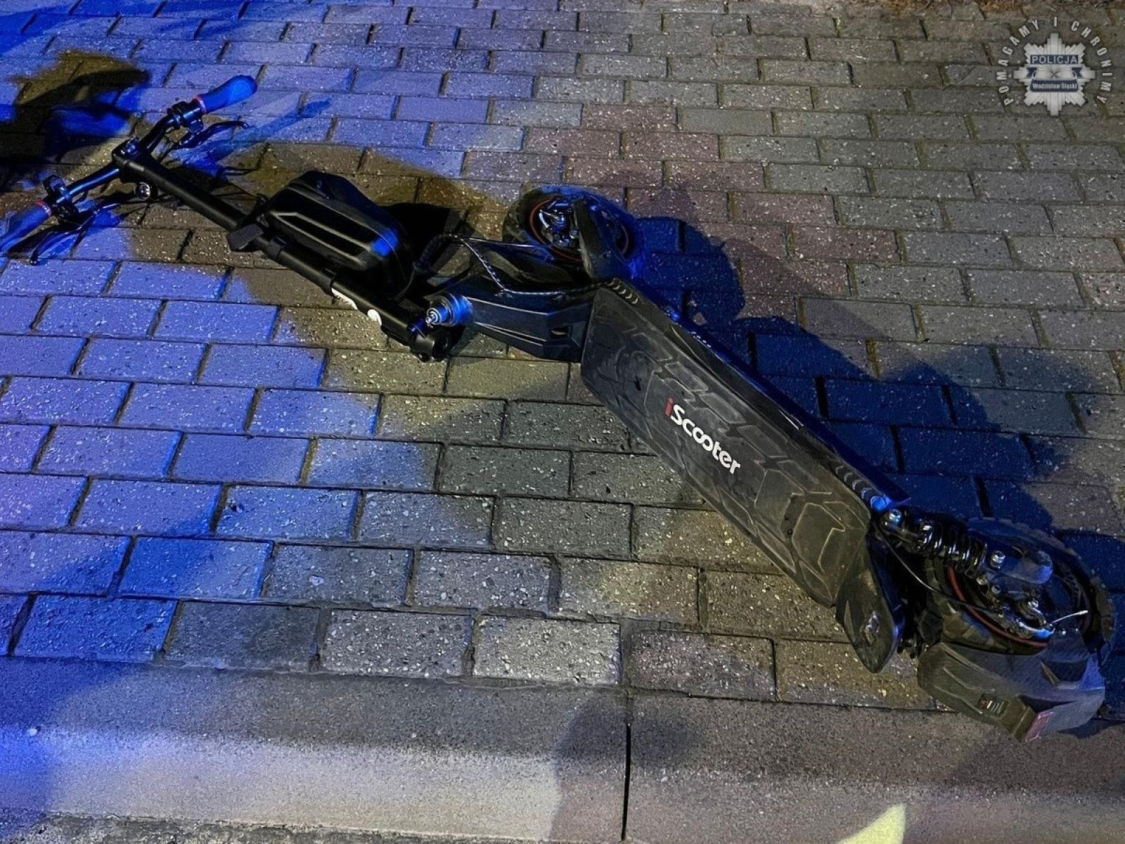 Zdjęcie w galerii na portalu naszwodzislaw.com: 47-latek jechał pijany na hulajnodze. Zderzył się z 15-latkiem, też po alkoholu wiadomości z regionu