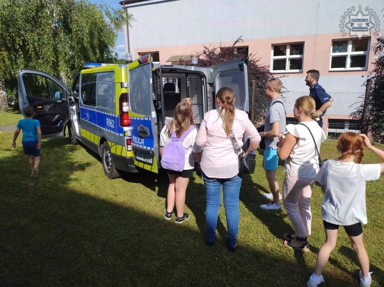 Zdjęcie w galerii na portalu naszwodzislaw.com: Bezpieczne wakacje z policjantami wiadomości z regionu