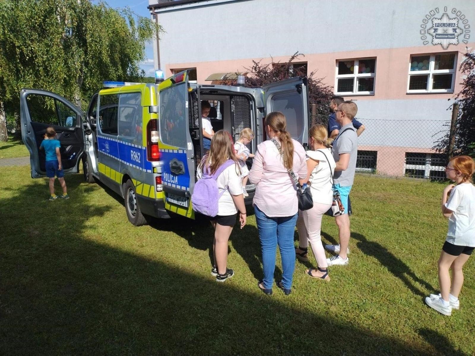 Zdjęcie w galerii na portalu naszwodzislaw.com: Bezpieczne wakacje z policjantami wiadomości z regionu