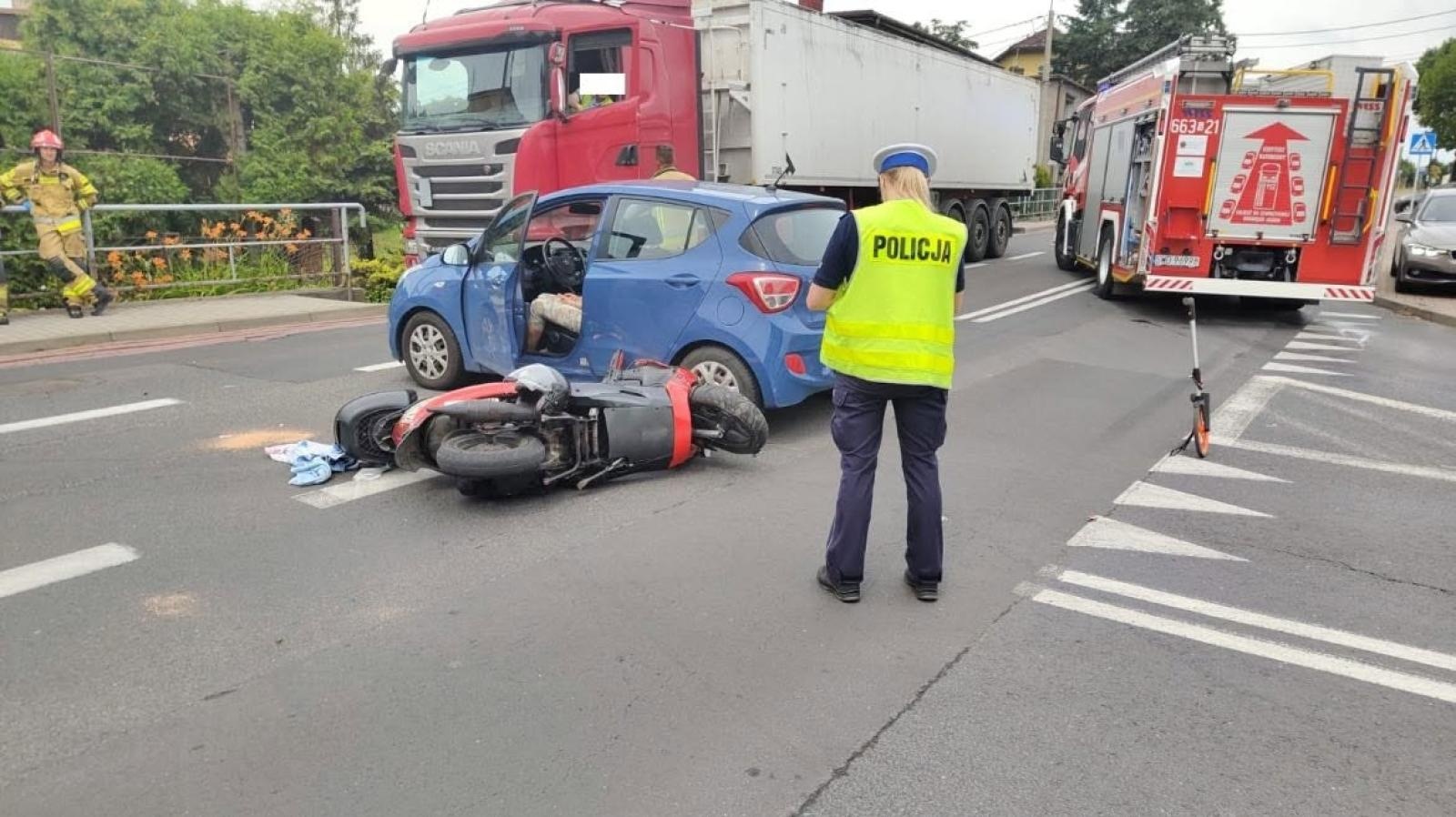Zdjęcie w galerii na portalu naszwodzislaw.com: Wypadek na skrzyżowaniu Bema i Strzelców Bytomskich w Rydułtowach wiadomości z regionu