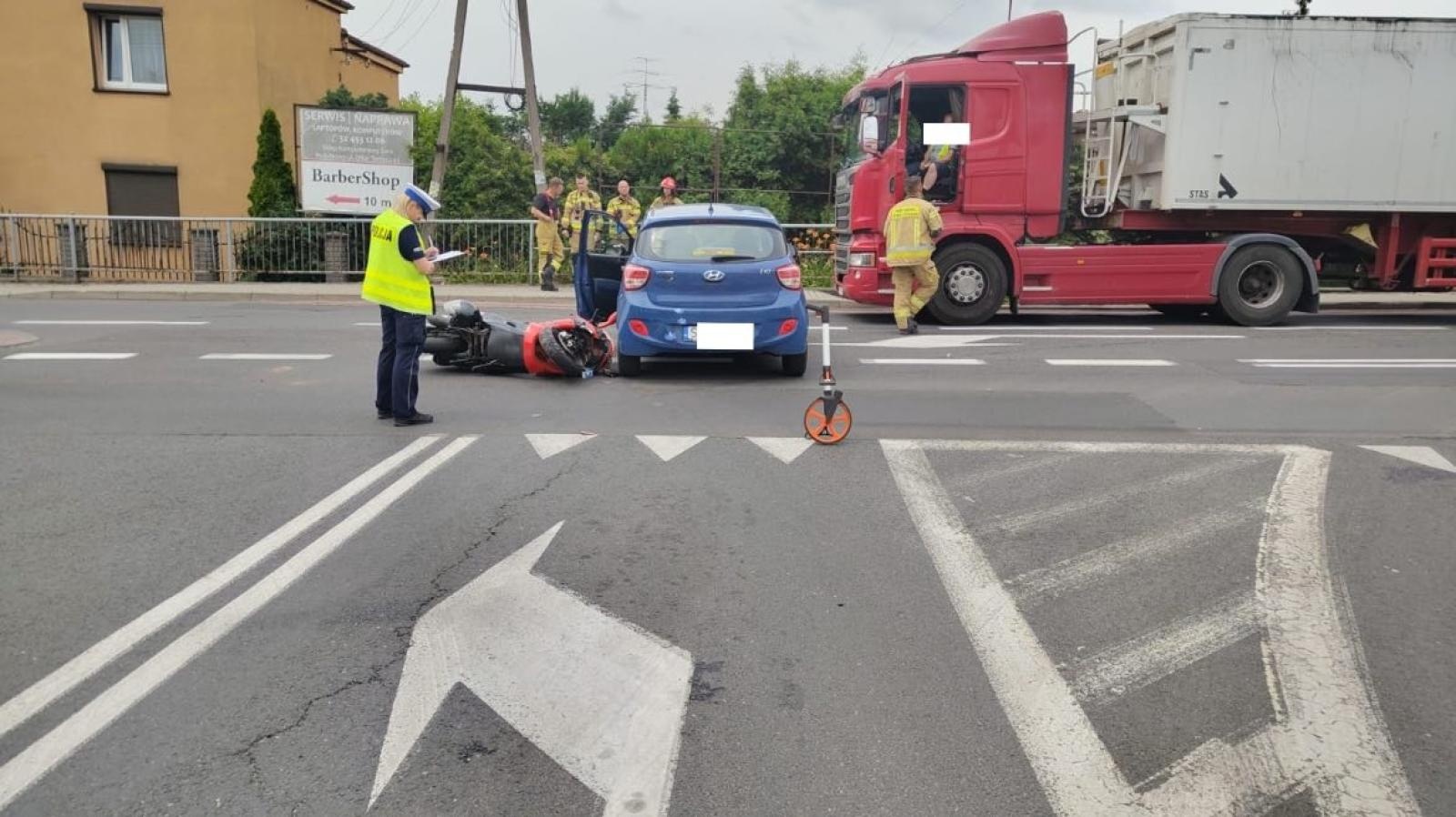 Zdjęcie w galerii na portalu naszwodzislaw.com: Wypadek na skrzyżowaniu Bema i Strzelców Bytomskich w Rydułtowach wiadomości z regionu