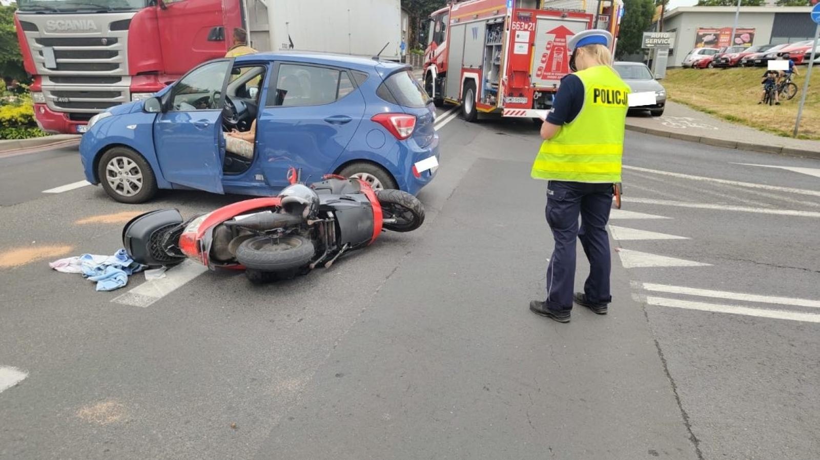 Zdjęcie w galerii na portalu naszwodzislaw.com: Wypadek na skrzyżowaniu Bema i Strzelców Bytomskich w Rydułtowach wiadomości z regionu