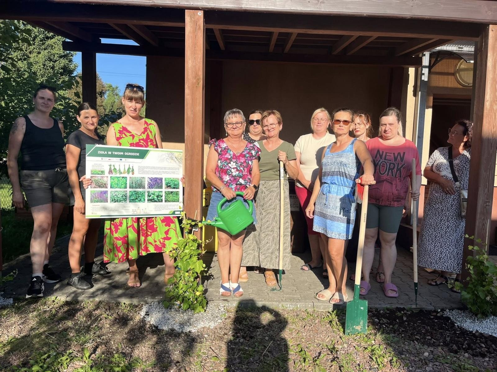 Zdjęcie w galerii na portalu naszwodzislaw.com: Inicjatywa społeczna w Podbuczu. Powstał ziołowy ogródek wiadomości z regionu