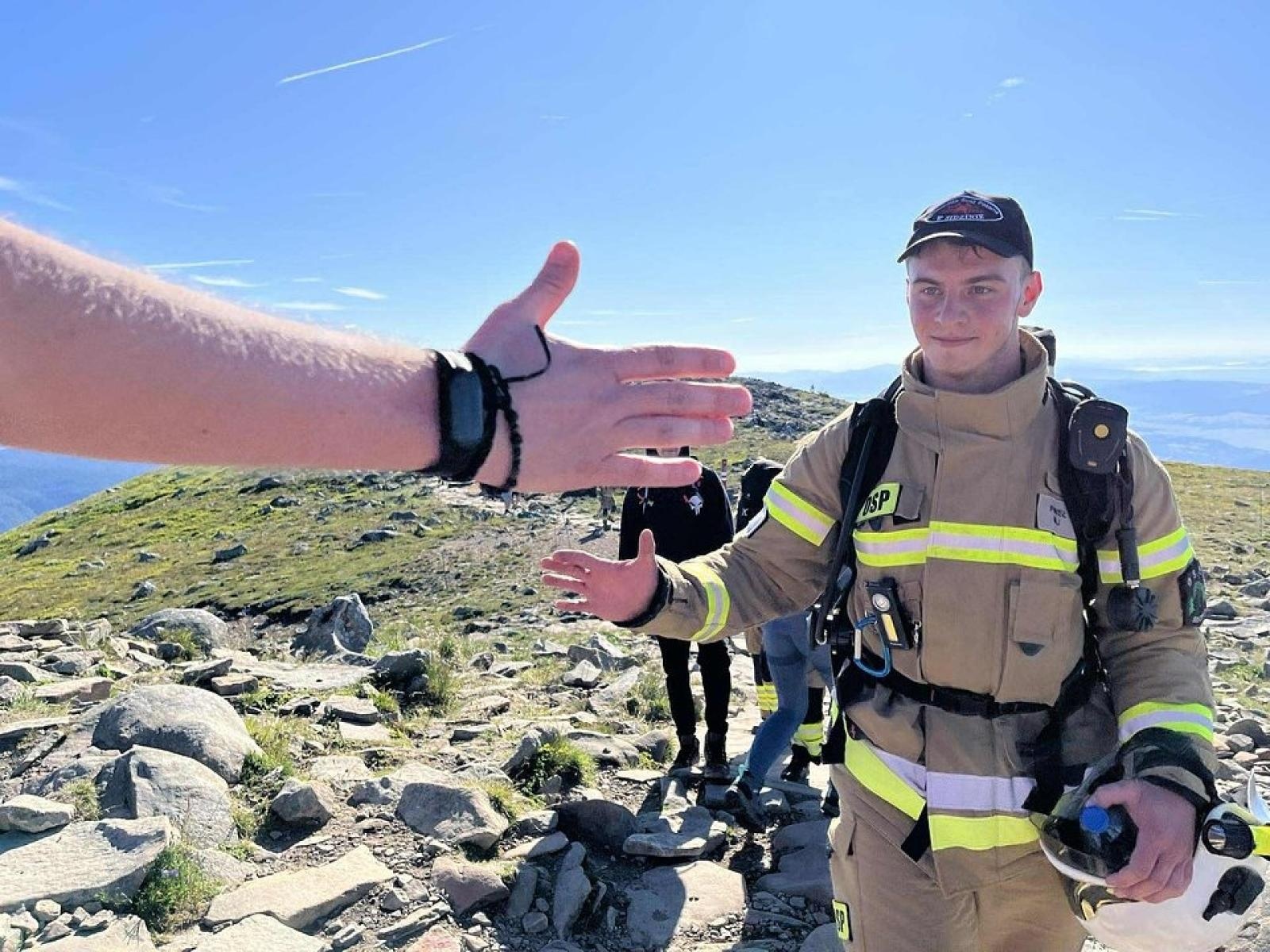 Zdjęcie w galerii na portalu naszwodzislaw.com: Piąta górska wyprawa strażaków zakończona sukcesem. Ze szczytu Babiej Góry wybrzmiał apel - zostań potencjalnym dawcą szpiku! wiadomości z regionu