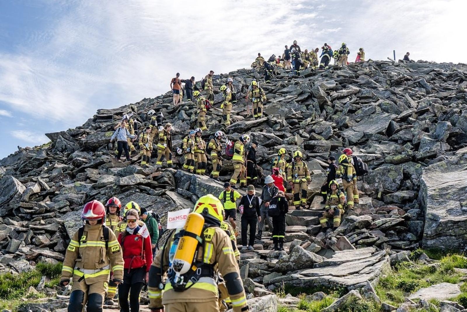 Zdjęcie w galerii na portalu naszwodzislaw.com: Piąta górska wyprawa strażaków zakończona sukcesem. Ze szczytu Babiej Góry wybrzmiał apel - zostań potencjalnym dawcą szpiku! wiadomości z regionu