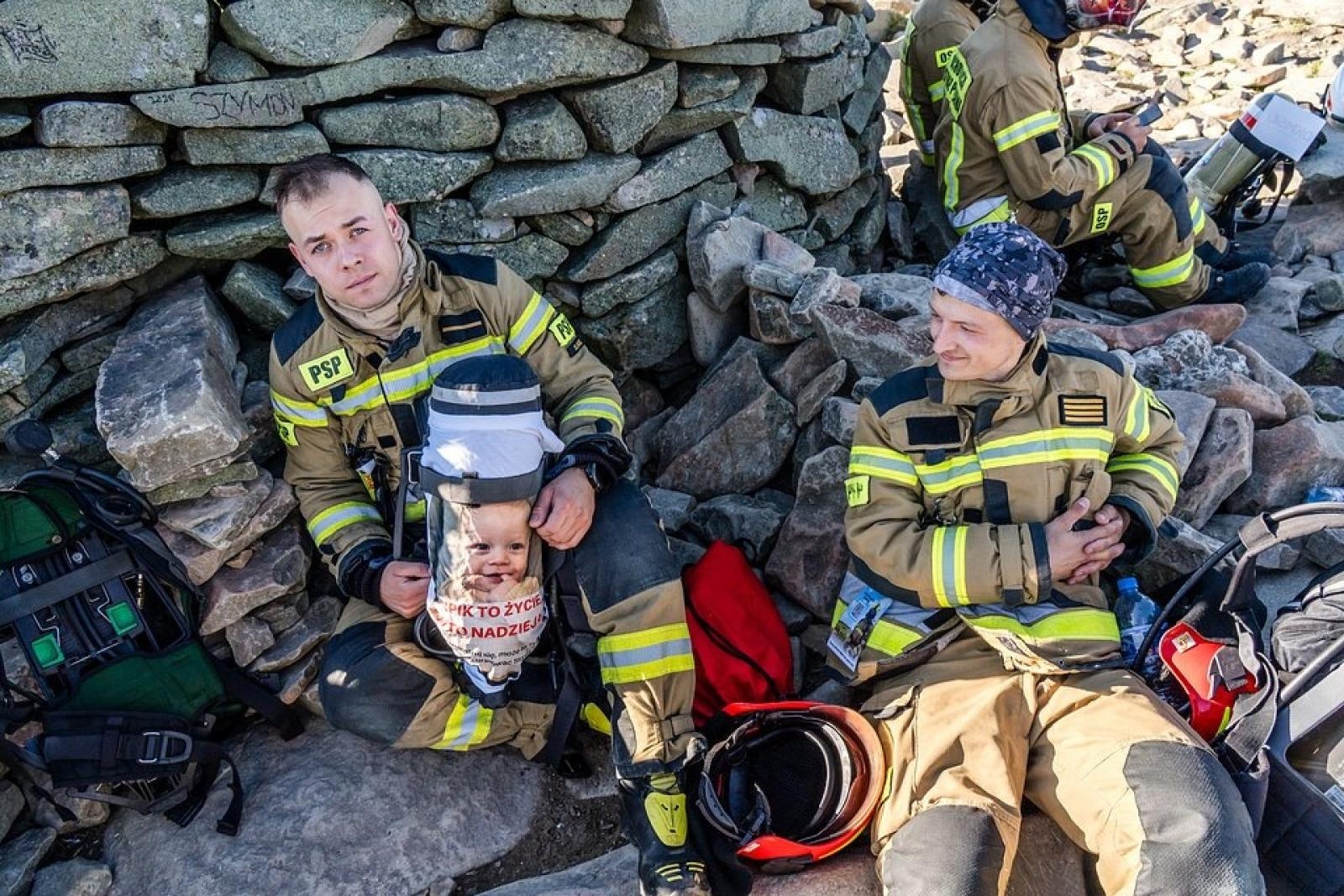 Zdjęcie w galerii na portalu naszwodzislaw.com: Piąta górska wyprawa strażaków zakończona sukcesem. Ze szczytu Babiej Góry wybrzmiał apel - zostań potencjalnym dawcą szpiku! wiadomości z regionu