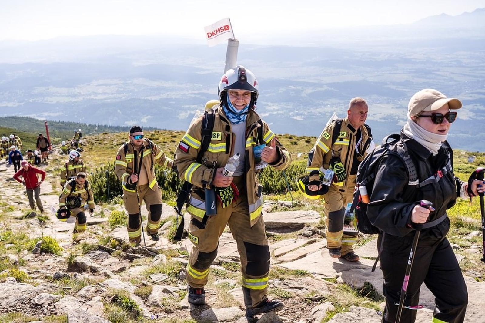 Zdjęcie w galerii na portalu naszwodzislaw.com: Piąta górska wyprawa strażaków zakończona sukcesem. Ze szczytu Babiej Góry wybrzmiał apel - zostań potencjalnym dawcą szpiku! wiadomości z regionu