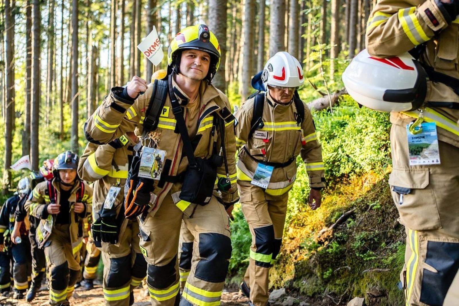 Zdjęcie w galerii na portalu naszwodzislaw.com: Piąta górska wyprawa strażaków zakończona sukcesem. Ze szczytu Babiej Góry wybrzmiał apel - zostań potencjalnym dawcą szpiku! wiadomości z regionu