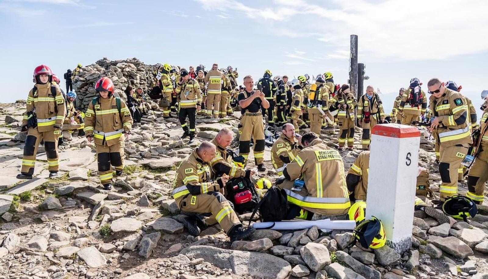Zdjęcie w galerii na portalu naszwodzislaw.com: Piąta górska wyprawa strażaków zakończona sukcesem. Ze szczytu Babiej Góry wybrzmiał apel - zostań potencjalnym dawcą szpiku! wiadomości z regionu