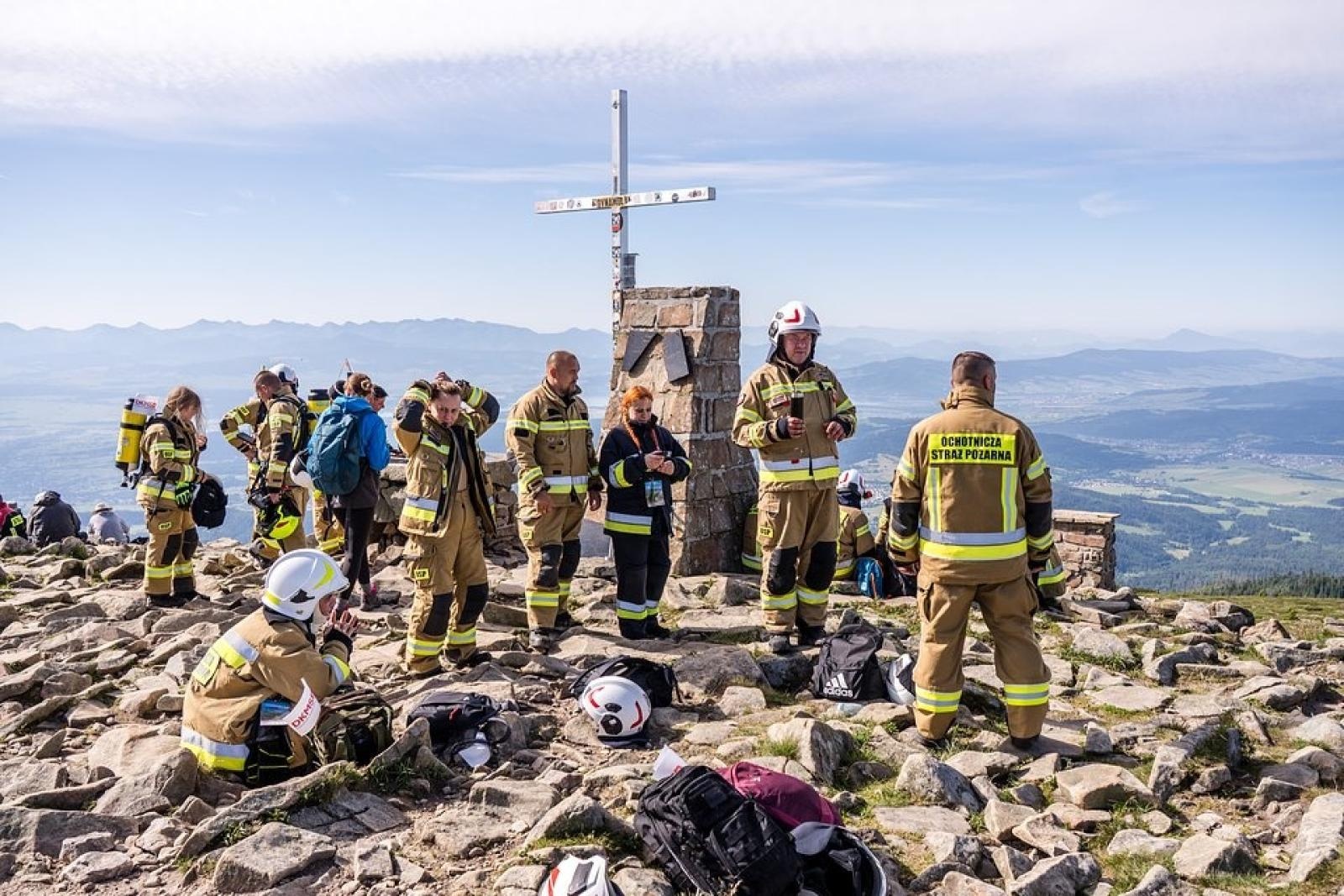 Zdjęcie w galerii na portalu naszwodzislaw.com: Piąta górska wyprawa strażaków zakończona sukcesem. Ze szczytu Babiej Góry wybrzmiał apel - zostań potencjalnym dawcą szpiku! wiadomości z regionu
