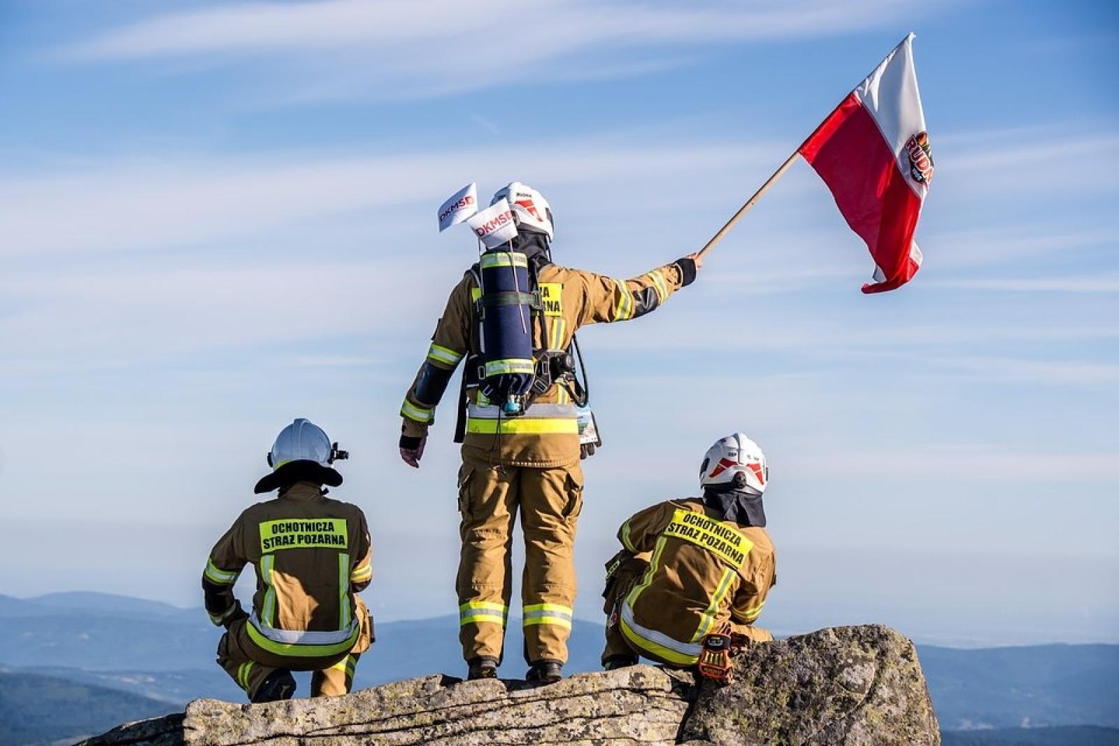 Zdjęcie w galerii na portalu naszwodzislaw.com: Piąta górska wyprawa strażaków zakończona sukcesem. Ze szczytu Babiej Góry wybrzmiał apel - zostań potencjalnym dawcą szpiku! wiadomości z regionu