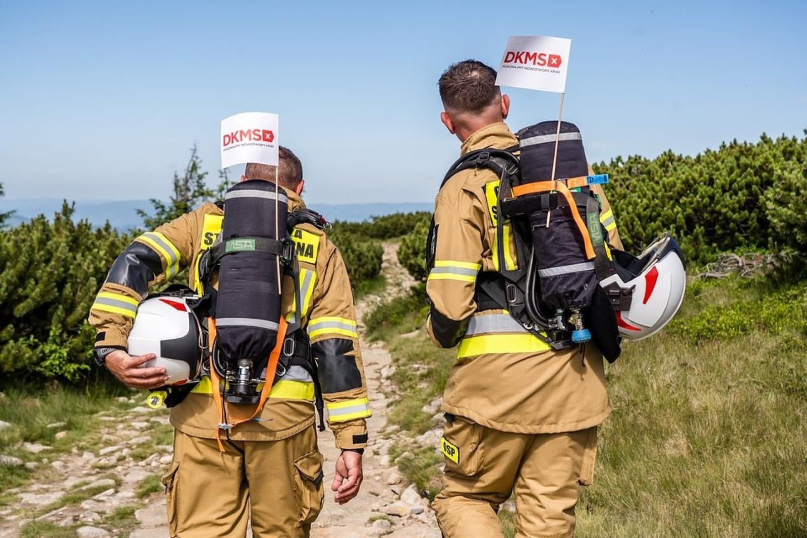 Zdjęcie w galerii na portalu naszwodzislaw.com: Piąta górska wyprawa strażaków zakończona sukcesem. Ze szczytu Babiej Góry wybrzmiał apel - zostań potencjalnym dawcą szpiku! wiadomości z regionu