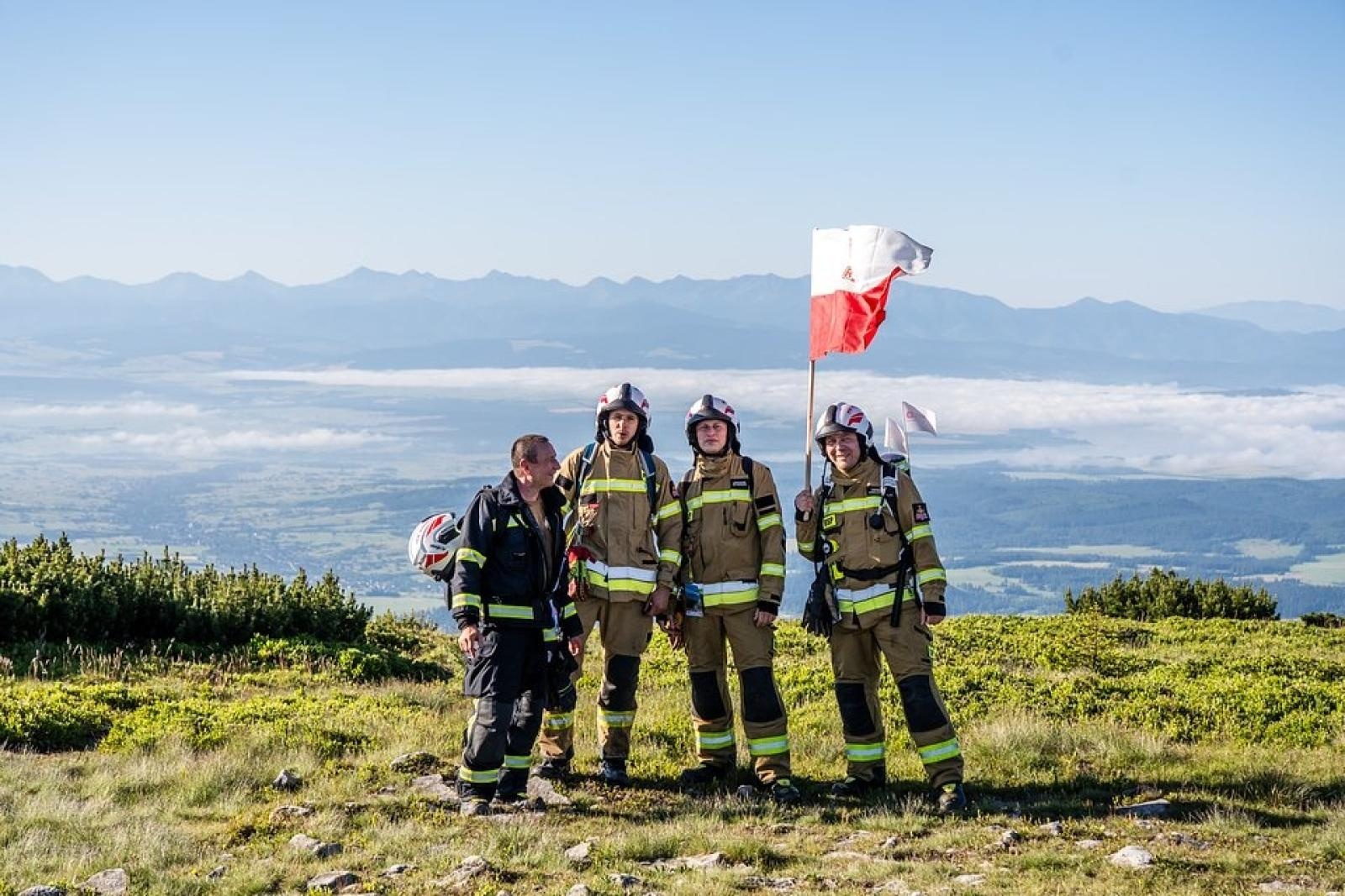 Zdjęcie w galerii na portalu naszwodzislaw.com: Piąta górska wyprawa strażaków zakończona sukcesem. Ze szczytu Babiej Góry wybrzmiał apel - zostań potencjalnym dawcą szpiku! wiadomości z regionu