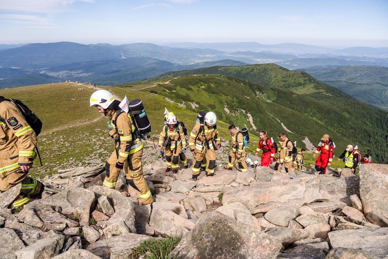 Zdjęcie w galerii na portalu naszwodzislaw.com: Piąta górska wyprawa strażaków zakończona sukcesem. Ze szczytu Babiej Góry wybrzmiał apel - zostań potencjalnym dawcą szpiku! wiadomości z regionu
