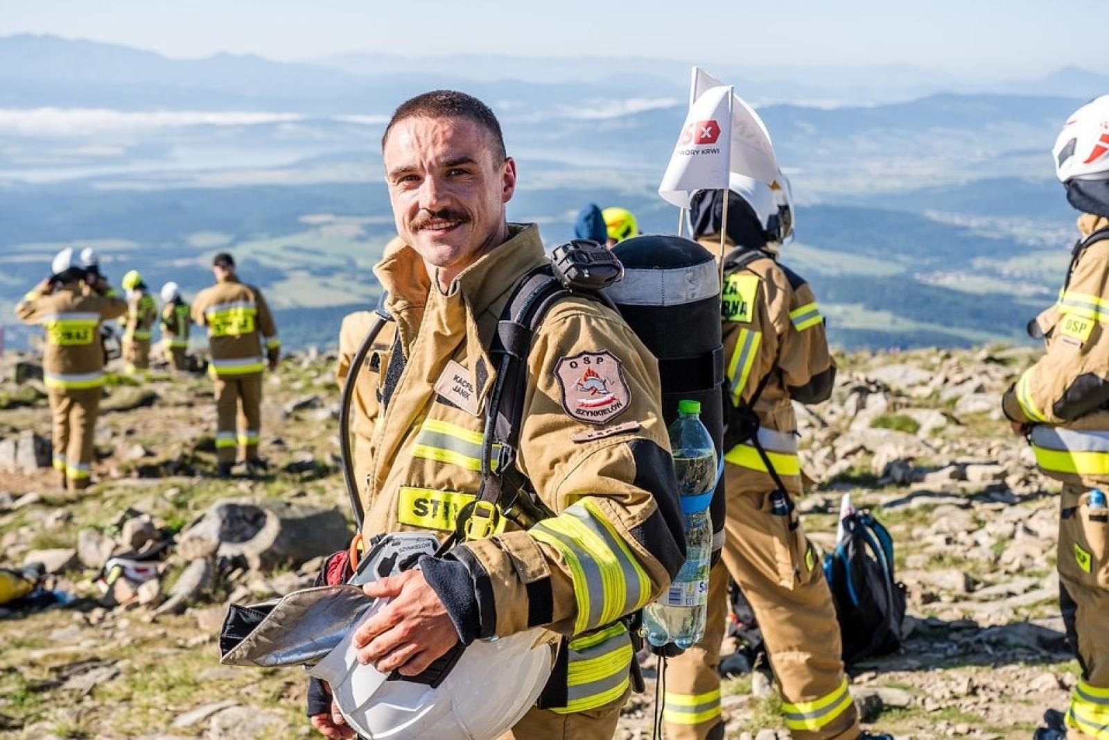 Zdjęcie w galerii na portalu naszwodzislaw.com: Piąta górska wyprawa strażaków zakończona sukcesem. Ze szczytu Babiej Góry wybrzmiał apel - zostań potencjalnym dawcą szpiku! wiadomości z regionu