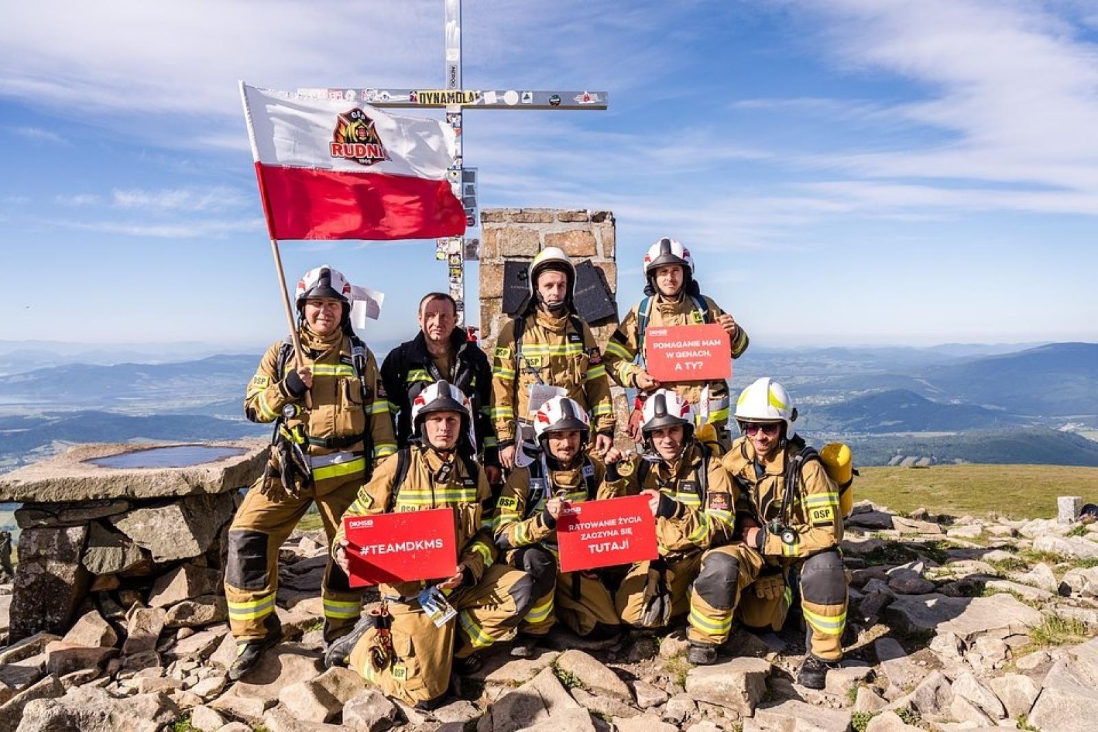 Zdjęcie w galerii na portalu naszwodzislaw.com: Piąta górska wyprawa strażaków zakończona sukcesem. Ze szczytu Babiej Góry wybrzmiał apel - zostań potencjalnym dawcą szpiku! wiadomości z regionu