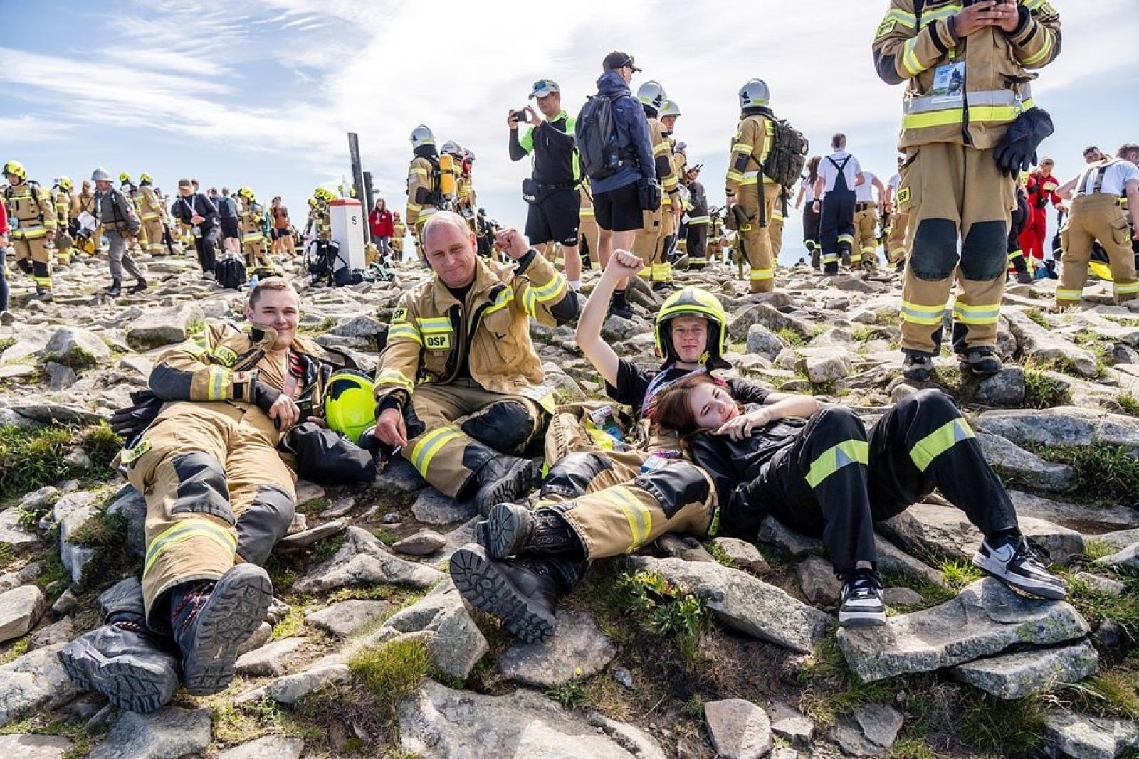 Zdjęcie w galerii na portalu naszwodzislaw.com: Piąta górska wyprawa strażaków zakończona sukcesem. Ze szczytu Babiej Góry wybrzmiał apel - zostań potencjalnym dawcą szpiku! wiadomości z regionu