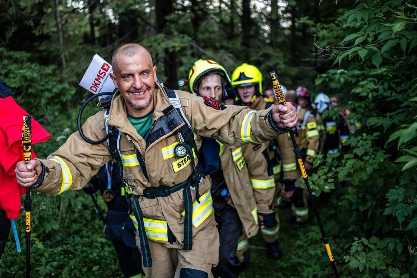 Zdjęcie w galerii na portalu naszwodzislaw.com: Piąta górska wyprawa strażaków zakończona sukcesem. Ze szczytu Babiej Góry wybrzmiał apel - zostań potencjalnym dawcą szpiku! wiadomości z regionu