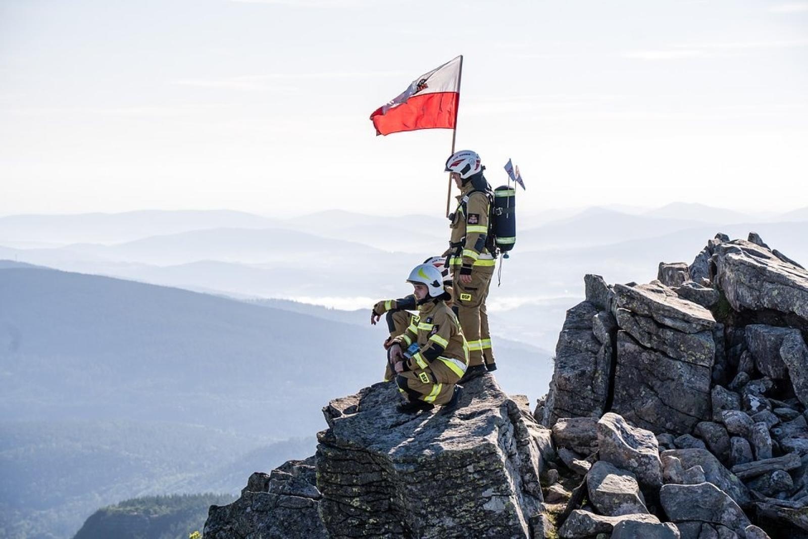 Zdjęcie w galerii na portalu naszwodzislaw.com: Piąta górska wyprawa strażaków zakończona sukcesem. Ze szczytu Babiej Góry wybrzmiał apel - zostań potencjalnym dawcą szpiku! wiadomości z regionu