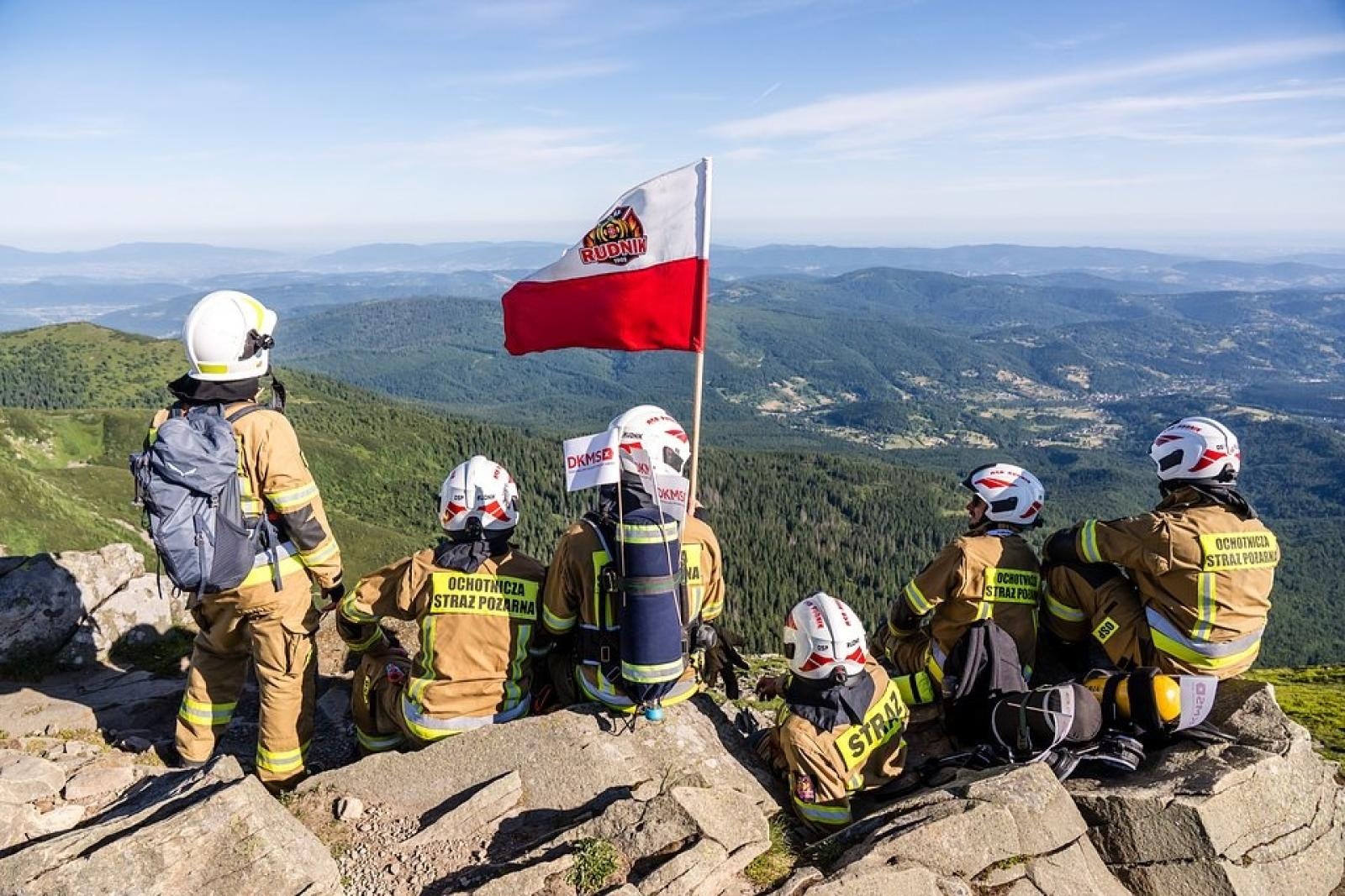 Zdjęcie w galerii na portalu naszwodzislaw.com: Piąta górska wyprawa strażaków zakończona sukcesem. Ze szczytu Babiej Góry wybrzmiał apel - zostań potencjalnym dawcą szpiku! wiadomości z regionu
