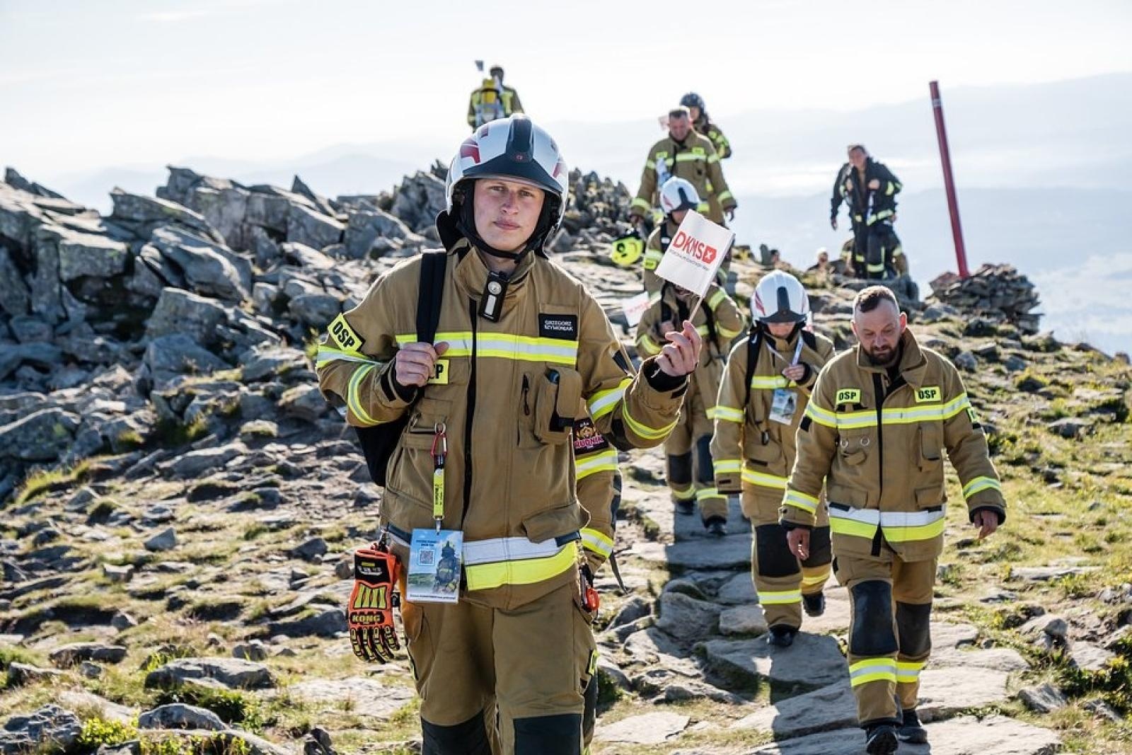 Zdjęcie w galerii na portalu naszwodzislaw.com: Piąta górska wyprawa strażaków zakończona sukcesem. Ze szczytu Babiej Góry wybrzmiał apel - zostań potencjalnym dawcą szpiku! wiadomości z regionu