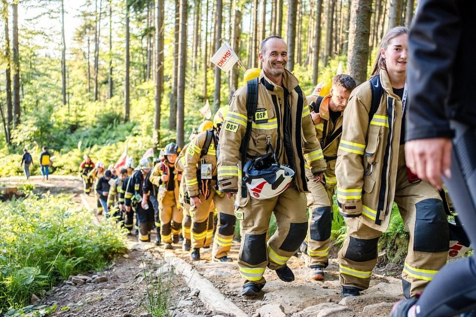 Zdjęcie w galerii na portalu naszwodzislaw.com: Piąta górska wyprawa strażaków zakończona sukcesem. Ze szczytu Babiej Góry wybrzmiał apel - zostań potencjalnym dawcą szpiku! wiadomości z regionu