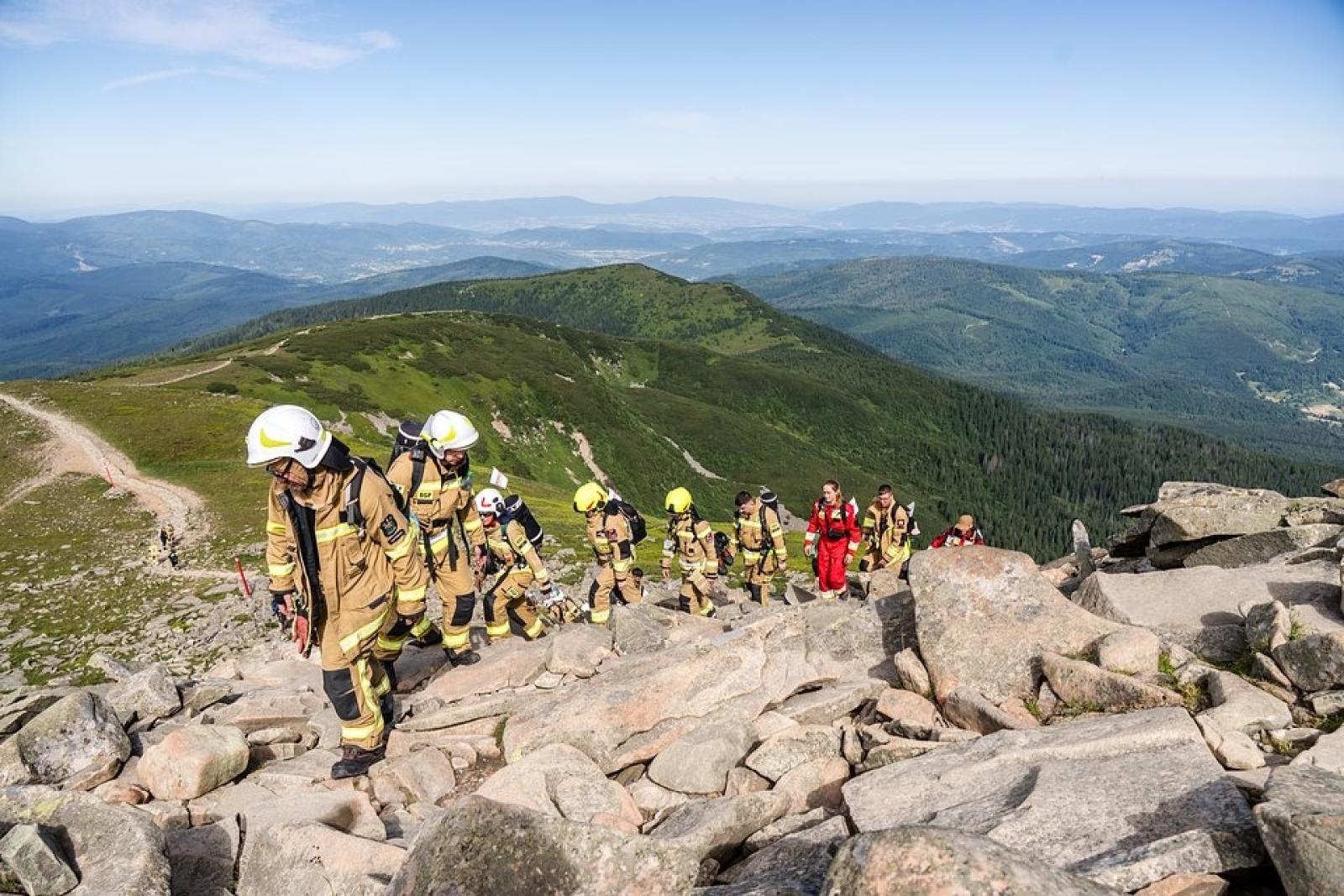 Zdjęcie w galerii na portalu naszwodzislaw.com: Piąta górska wyprawa strażaków zakończona sukcesem. Ze szczytu Babiej Góry wybrzmiał apel - zostań potencjalnym dawcą szpiku! wiadomości z regionu