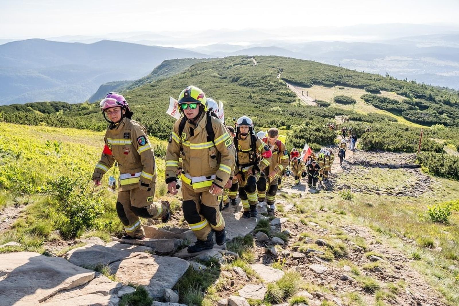Zdjęcie w galerii na portalu naszwodzislaw.com: Piąta górska wyprawa strażaków zakończona sukcesem. Ze szczytu Babiej Góry wybrzmiał apel - zostań potencjalnym dawcą szpiku! wiadomości z regionu
