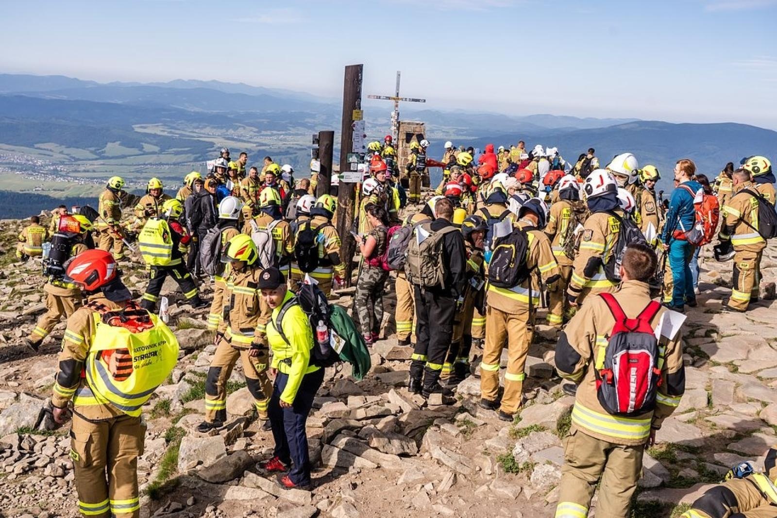 Zdjęcie w galerii na portalu naszwodzislaw.com: Piąta górska wyprawa strażaków zakończona sukcesem. Ze szczytu Babiej Góry wybrzmiał apel - zostań potencjalnym dawcą szpiku! wiadomości z regionu