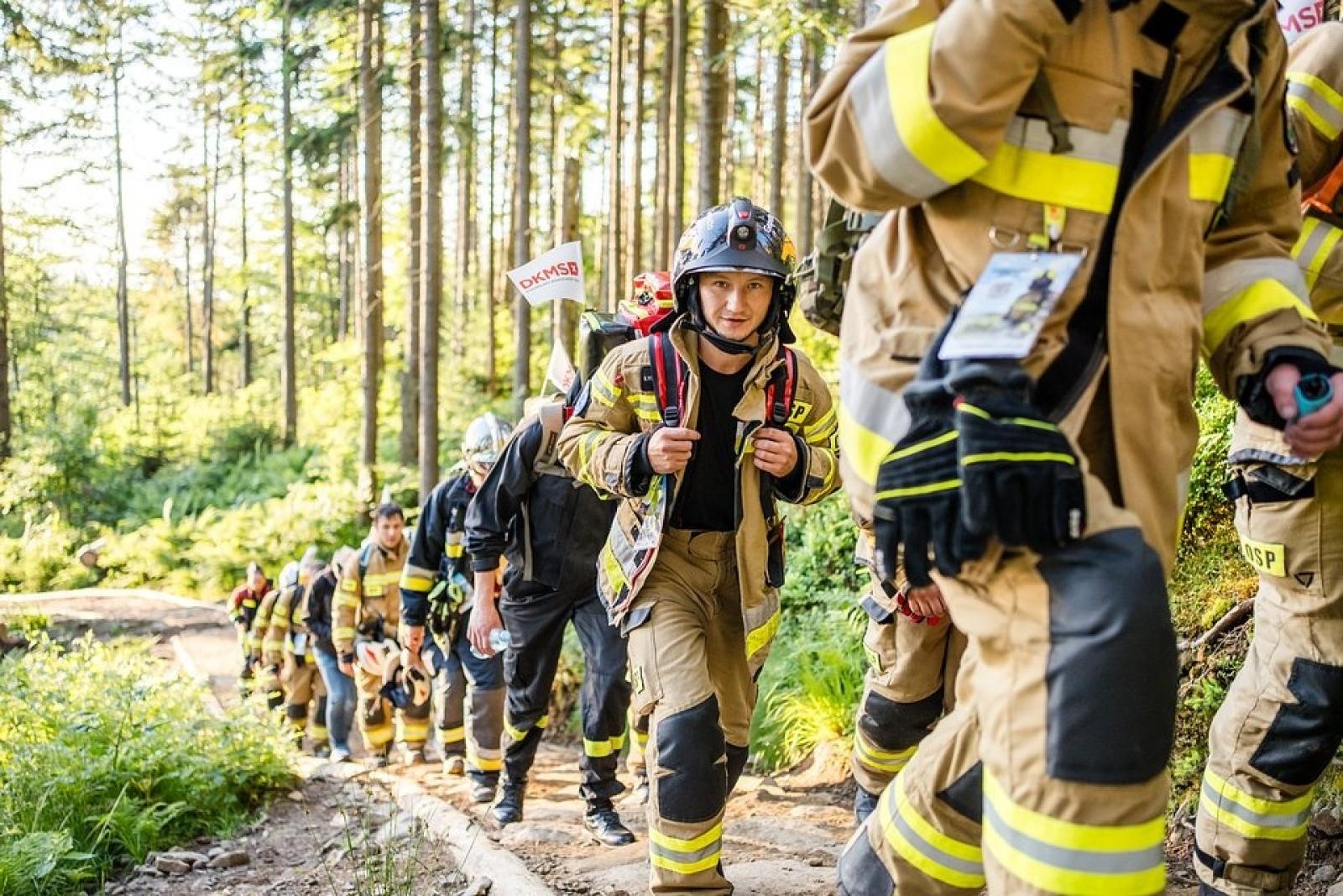 Zdjęcie w galerii na portalu naszwodzislaw.com: Piąta górska wyprawa strażaków zakończona sukcesem. Ze szczytu Babiej Góry wybrzmiał apel - zostań potencjalnym dawcą szpiku! wiadomości z regionu