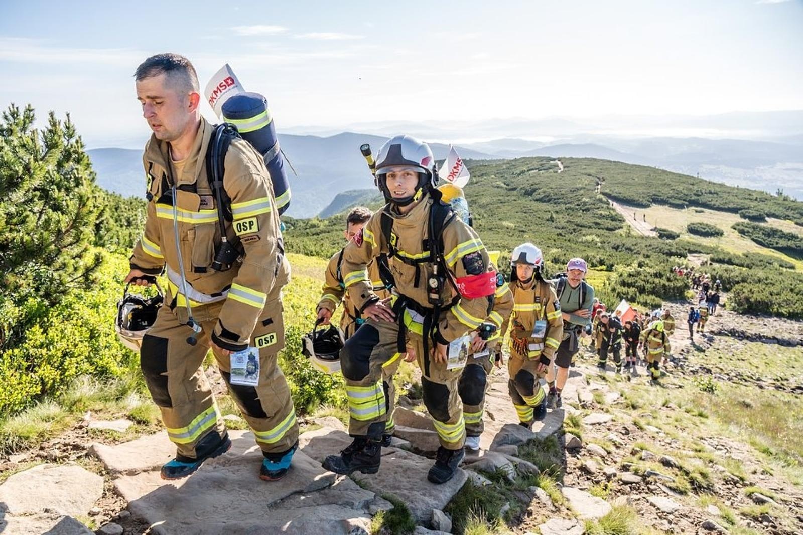 Zdjęcie w galerii na portalu naszwodzislaw.com: Piąta górska wyprawa strażaków zakończona sukcesem. Ze szczytu Babiej Góry wybrzmiał apel - zostań potencjalnym dawcą szpiku! wiadomości z regionu