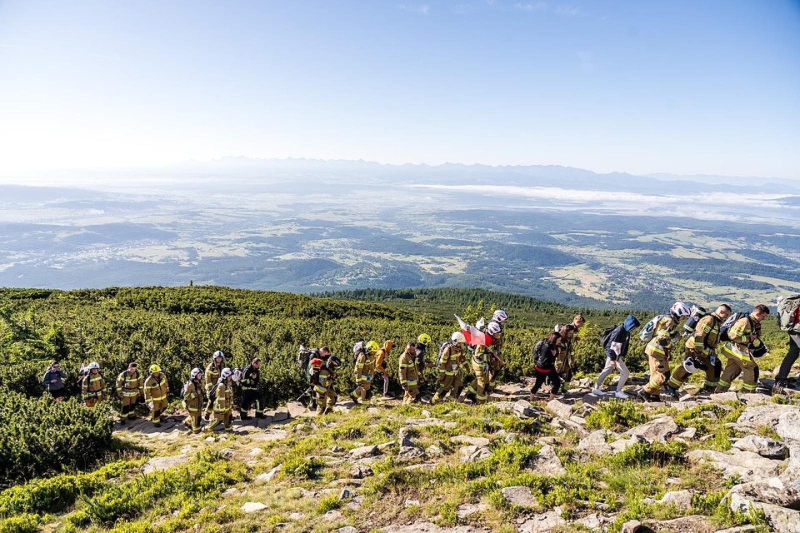 Zdjęcie w galerii na portalu naszwodzislaw.com: Piąta górska wyprawa strażaków zakończona sukcesem. Ze szczytu Babiej Góry wybrzmiał apel - zostań potencjalnym dawcą szpiku! wiadomości z regionu
