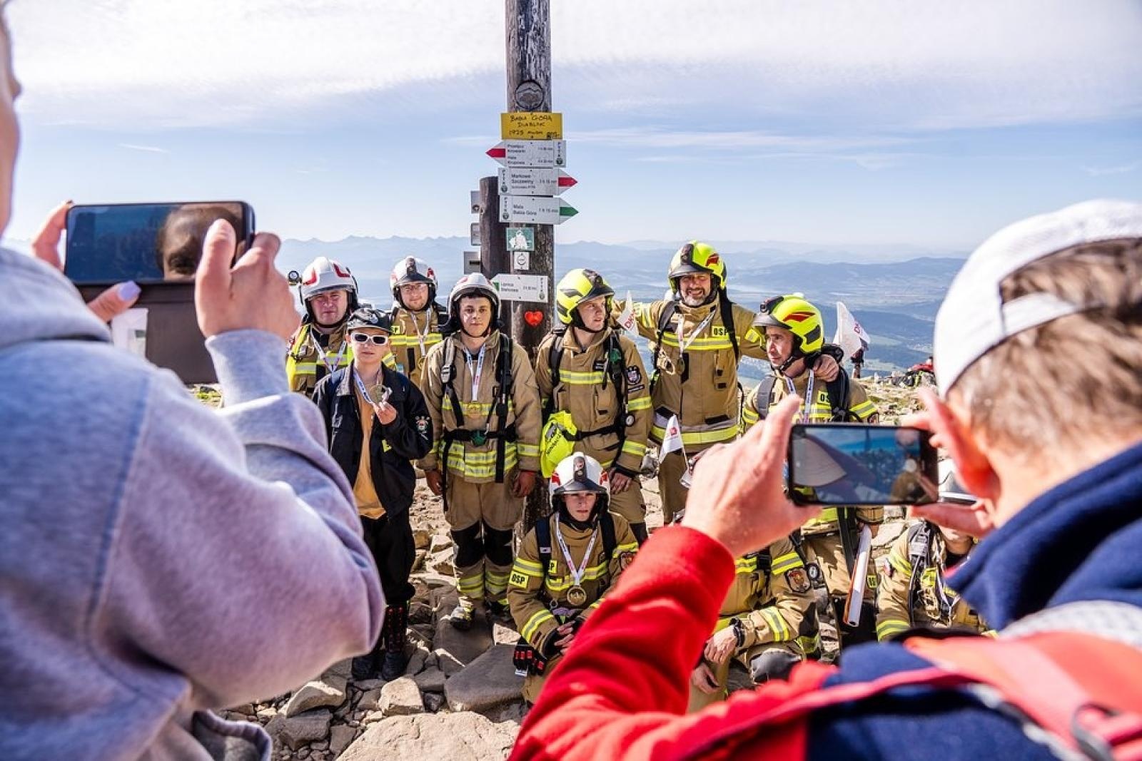 Zdjęcie w galerii na portalu naszwodzislaw.com: Piąta górska wyprawa strażaków zakończona sukcesem. Ze szczytu Babiej Góry wybrzmiał apel - zostań potencjalnym dawcą szpiku! wiadomości z regionu