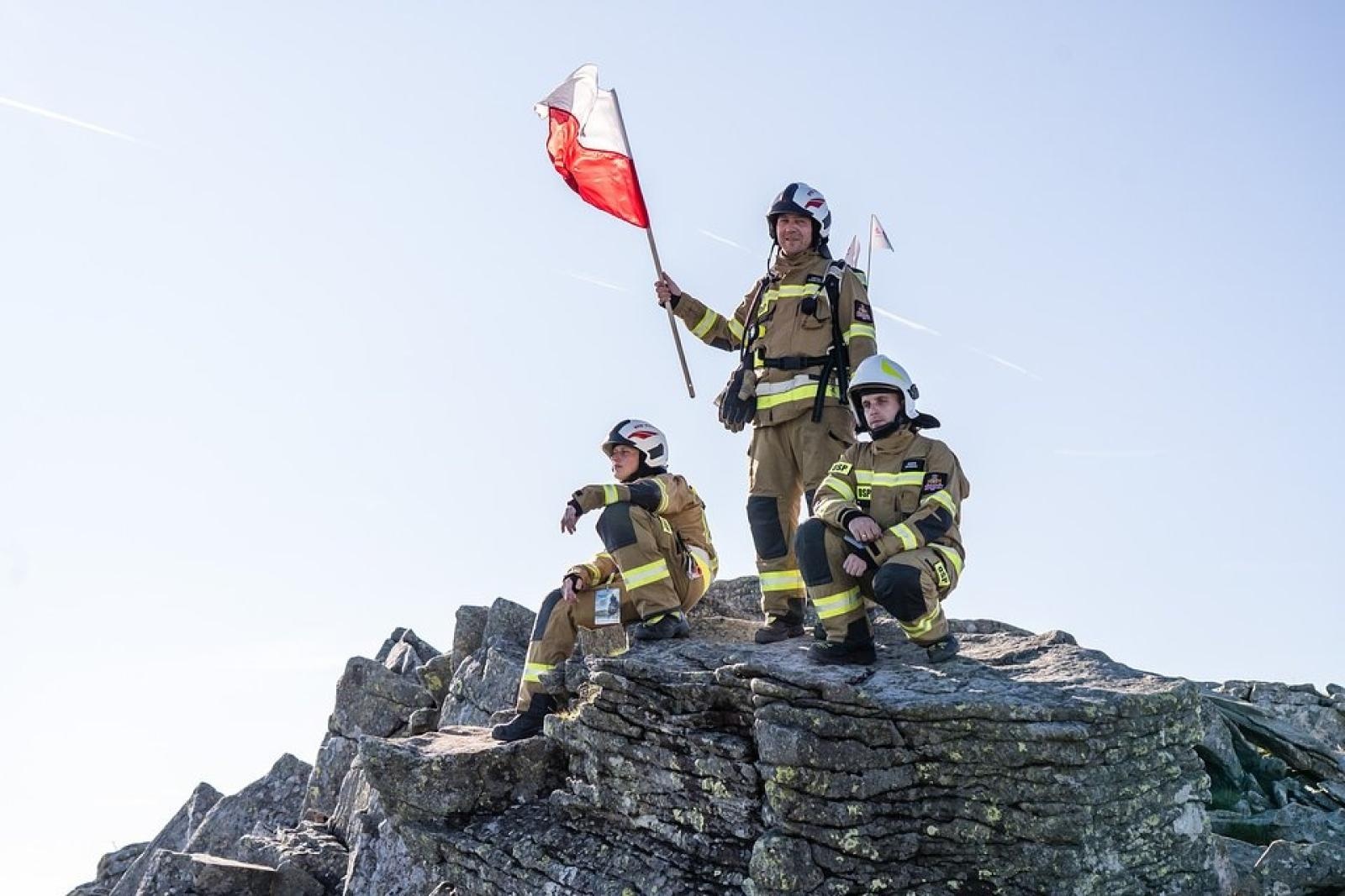 Zdjęcie w galerii na portalu naszwodzislaw.com: Piąta górska wyprawa strażaków zakończona sukcesem. Ze szczytu Babiej Góry wybrzmiał apel - zostań potencjalnym dawcą szpiku! wiadomości z regionu