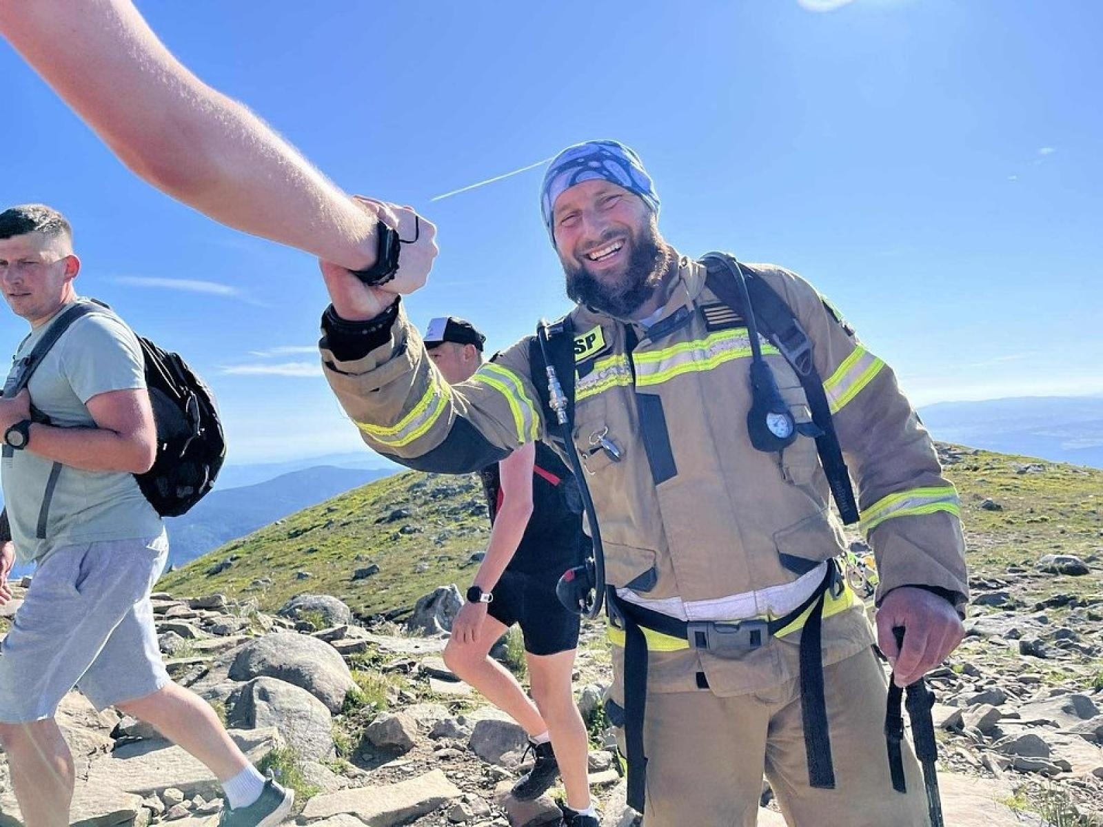 Zdjęcie w galerii na portalu naszwodzislaw.com: Piąta górska wyprawa strażaków zakończona sukcesem. Ze szczytu Babiej Góry wybrzmiał apel - zostań potencjalnym dawcą szpiku! wiadomości z regionu
