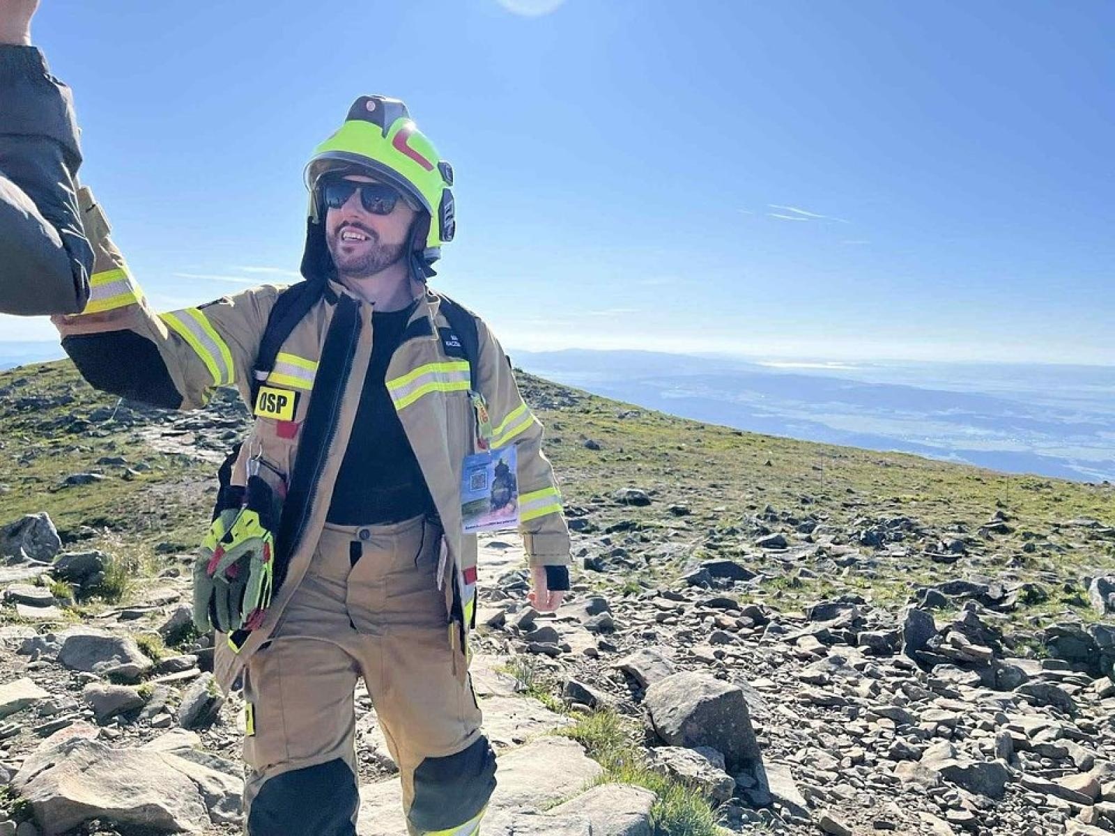 Zdjęcie w galerii na portalu naszwodzislaw.com: Piąta górska wyprawa strażaków zakończona sukcesem. Ze szczytu Babiej Góry wybrzmiał apel - zostań potencjalnym dawcą szpiku! wiadomości z regionu