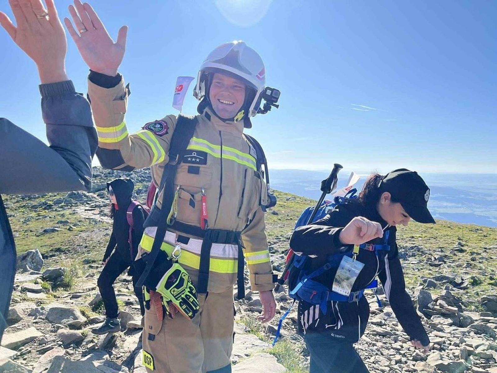 Zdjęcie w galerii na portalu naszwodzislaw.com: Piąta górska wyprawa strażaków zakończona sukcesem. Ze szczytu Babiej Góry wybrzmiał apel - zostań potencjalnym dawcą szpiku! wiadomości z regionu