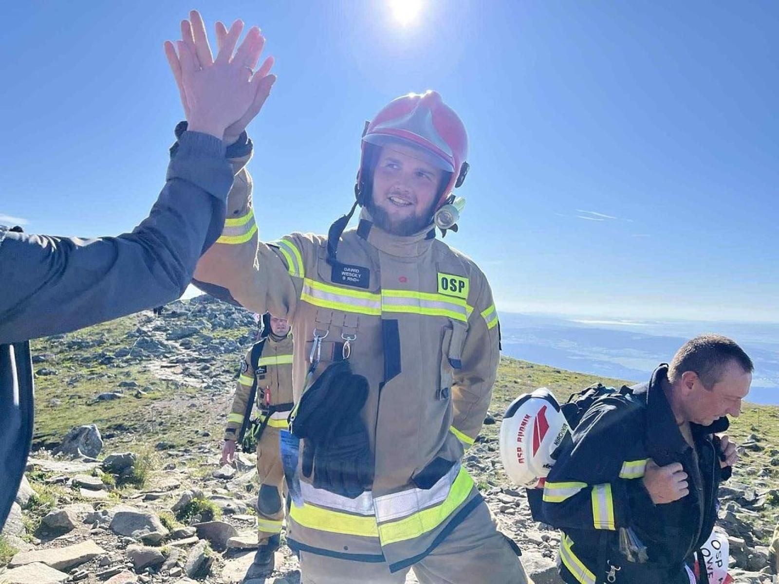 Zdjęcie w galerii na portalu naszwodzislaw.com: Piąta górska wyprawa strażaków zakończona sukcesem. Ze szczytu Babiej Góry wybrzmiał apel - zostań potencjalnym dawcą szpiku! wiadomości z regionu