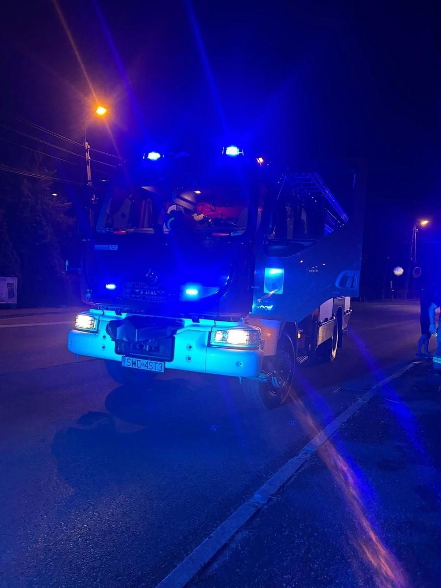 Zdjęcie w galerii na portalu naszwodzislaw.com: Ściął ogrodzenie i wjechał w budynek. Cud, że nikt nie ucierpiał wiadomości z regionu